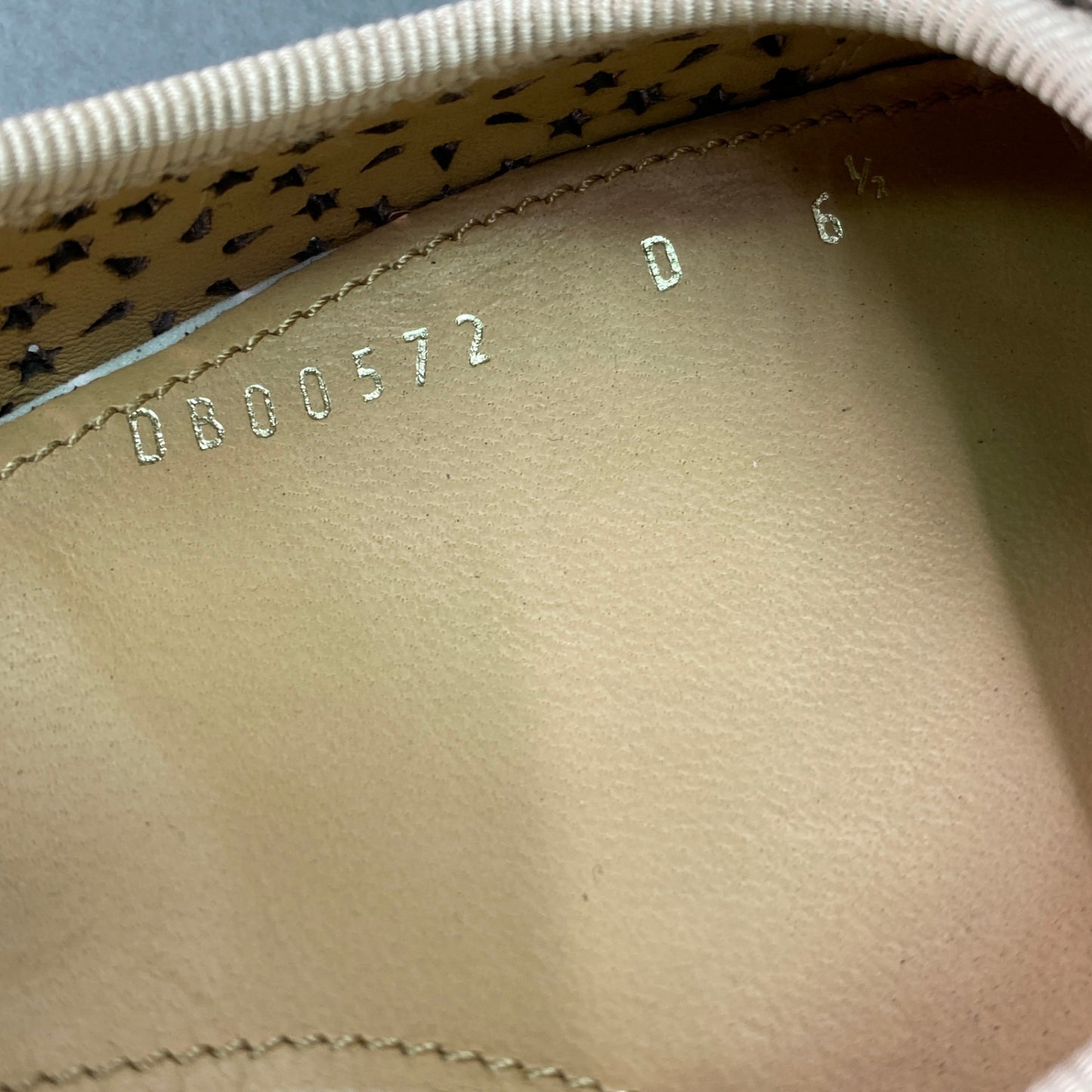 g29《美品》 Salvatore Ferragamo サルヴァトーレ フェラガモ SUSETTE VARA ヴァラリボン フラワーパンプス 6 1/2 ベージュ レザー シューズ 箱 保存袋有t18r