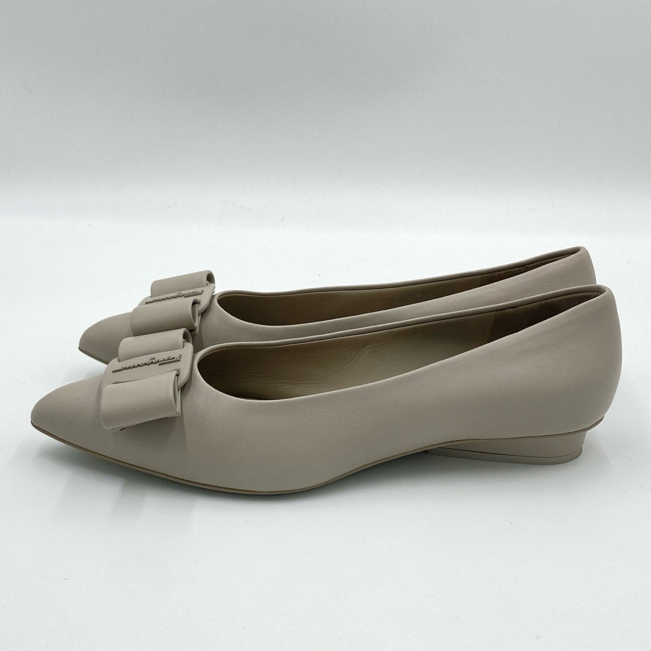 2i3 《極美品》 Salvatore Ferragamo サルヴァトーレフェラガモ VIVA フラットシューズ 7 1/2 ライトグレー レザー VARA ヴァラ バレエシューズt18r