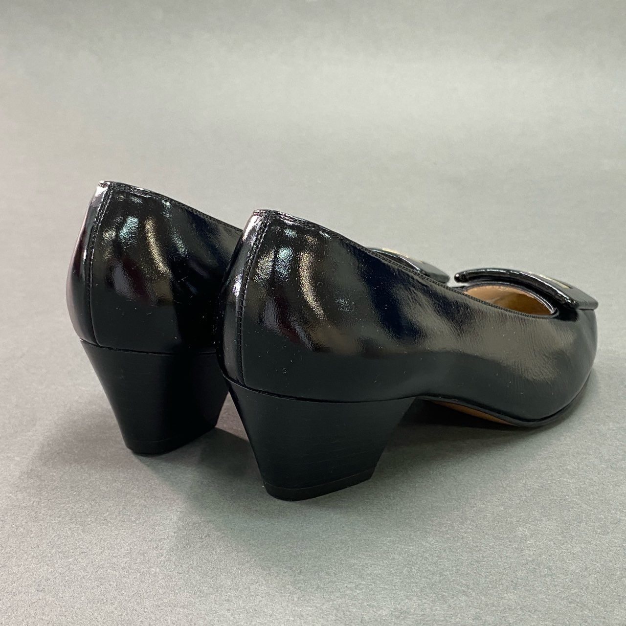 2f4 《未使用品》 Salvatore Ferragamo サルヴァトーレ フェラガモ LAVILLA ロゴプレート レザーパンプス 6 ブラック leather シューズ 箱付き