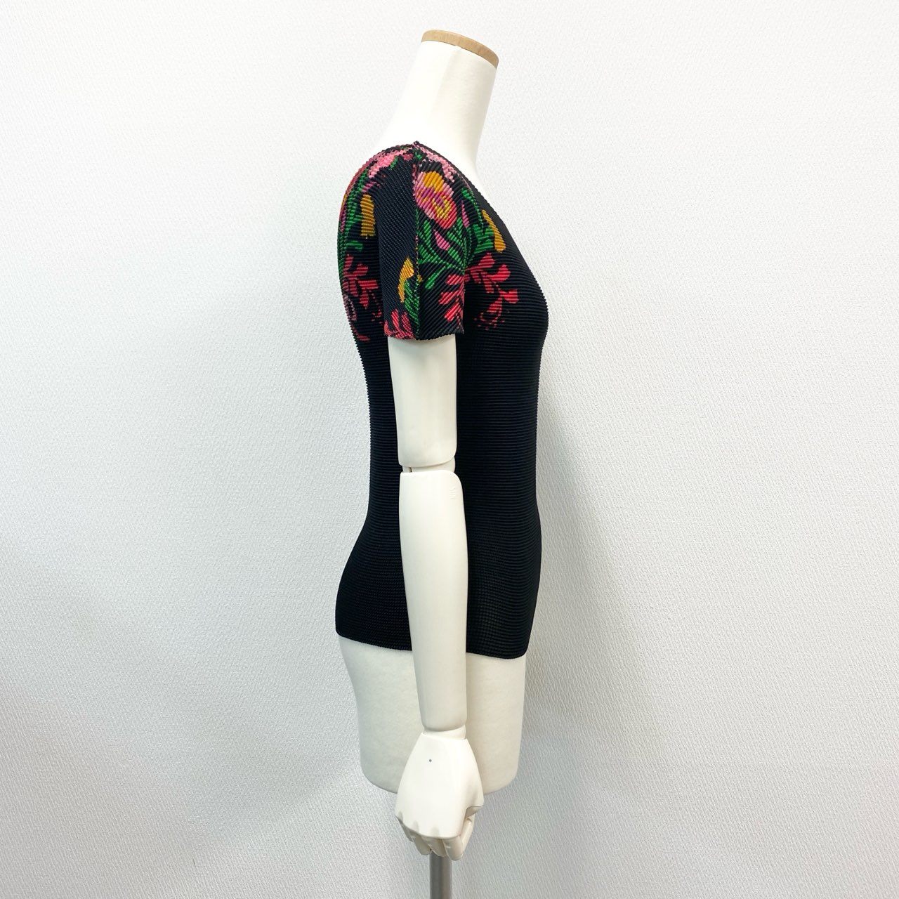 18j17《美品》ISSEY MIYAKE me イッセイミヤケ ミー ワッフルプリーツカットソー 半袖カットソー 花柄 MI03FK276 F ブラック マルチカラー レディースu02t