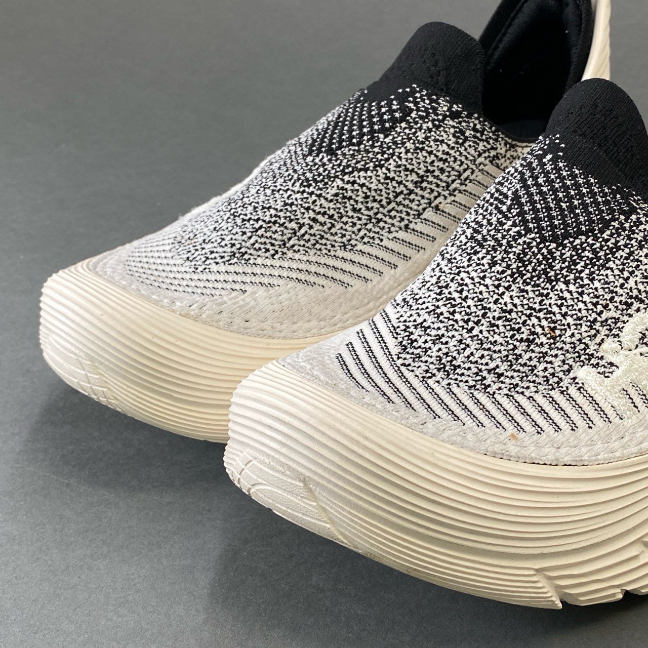 1g8 HOKA ONEONE ホカオネオネ U RESTORE TC リストア スリッポン シューズ 27cm ブラック ホワイト スニーカー 軽量◎