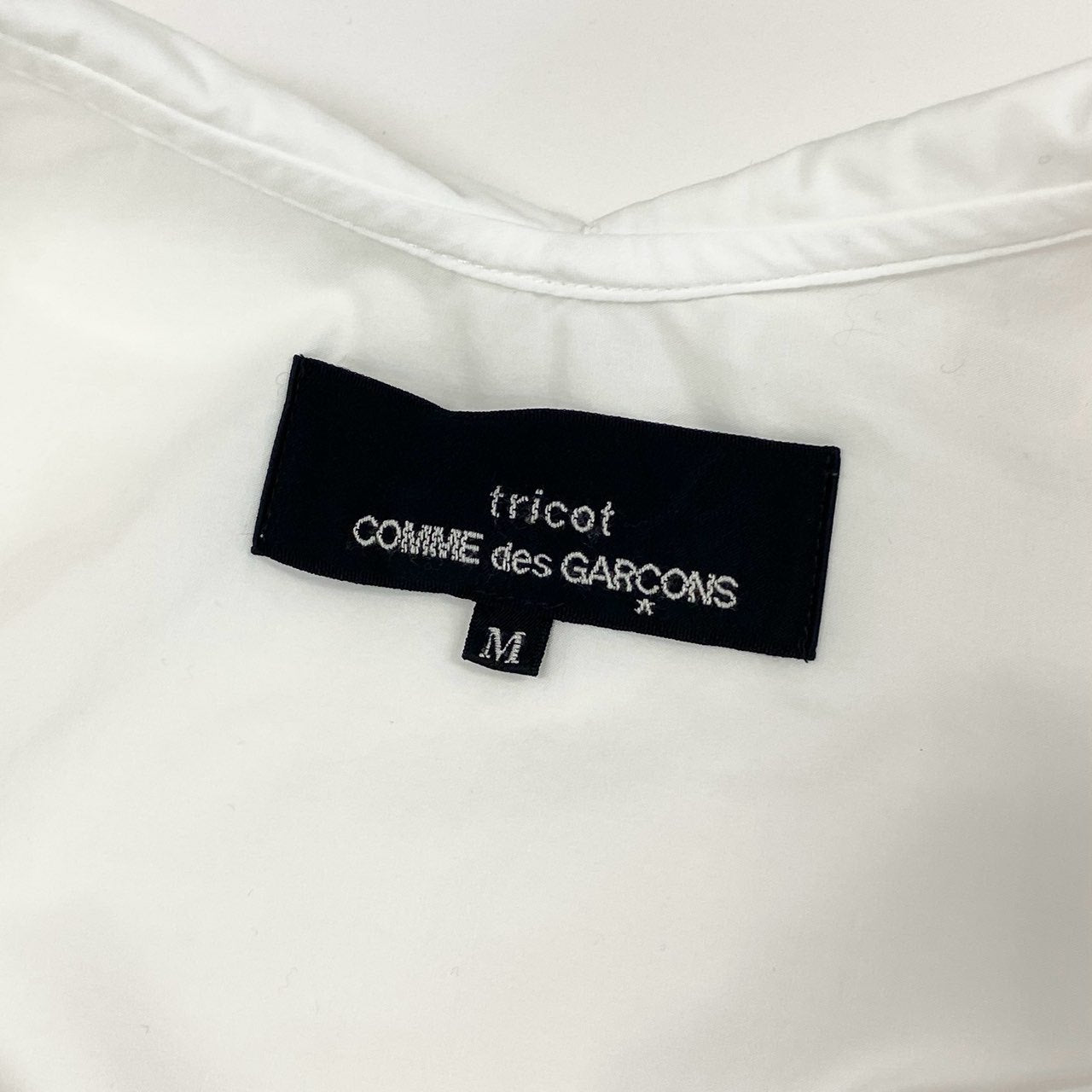 64g18 《美品》 tricot COMME des GARCONS トリコ コムデギャルソン 刺繍デザイン ペプラムシャツ M ホワイト ブラウス AD2020