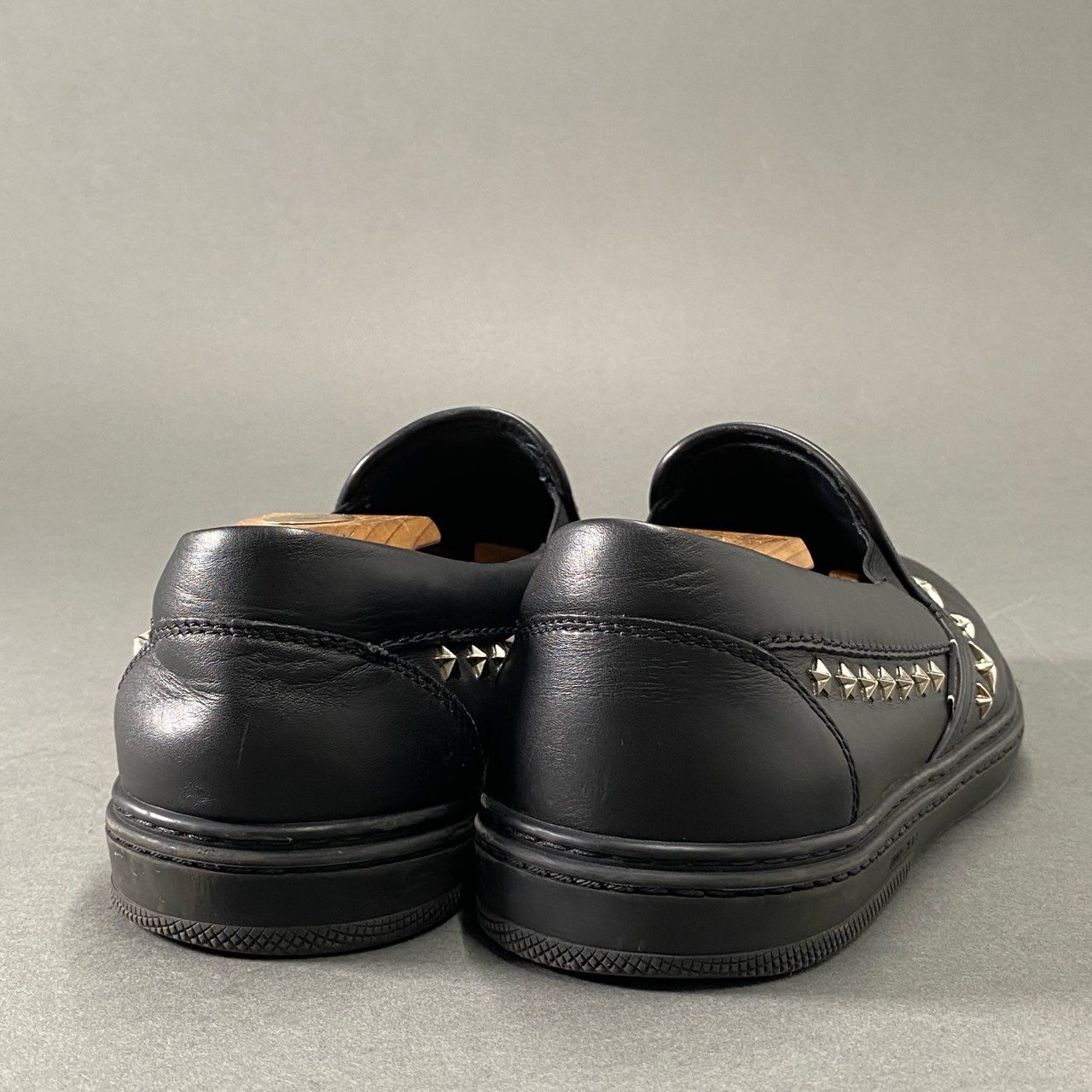 5i27 JIMMY CHOO ジミーチュウ イタリア製 スタースタッズ レザー スリッポン シューズ ローカットスニーカー 44 ブラック