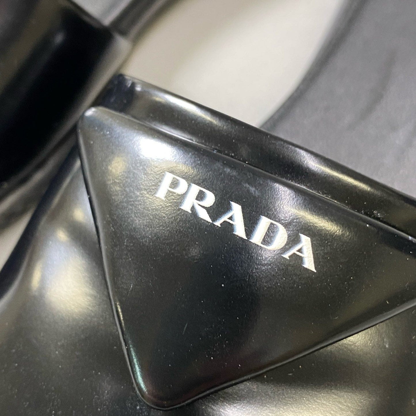 3i30 《美品》 PRADA プラダ トライアングルロゴ パデッドナッパレザーサンダル 35 1/2 ブラック ミュール 三角ロゴ シューズt18r