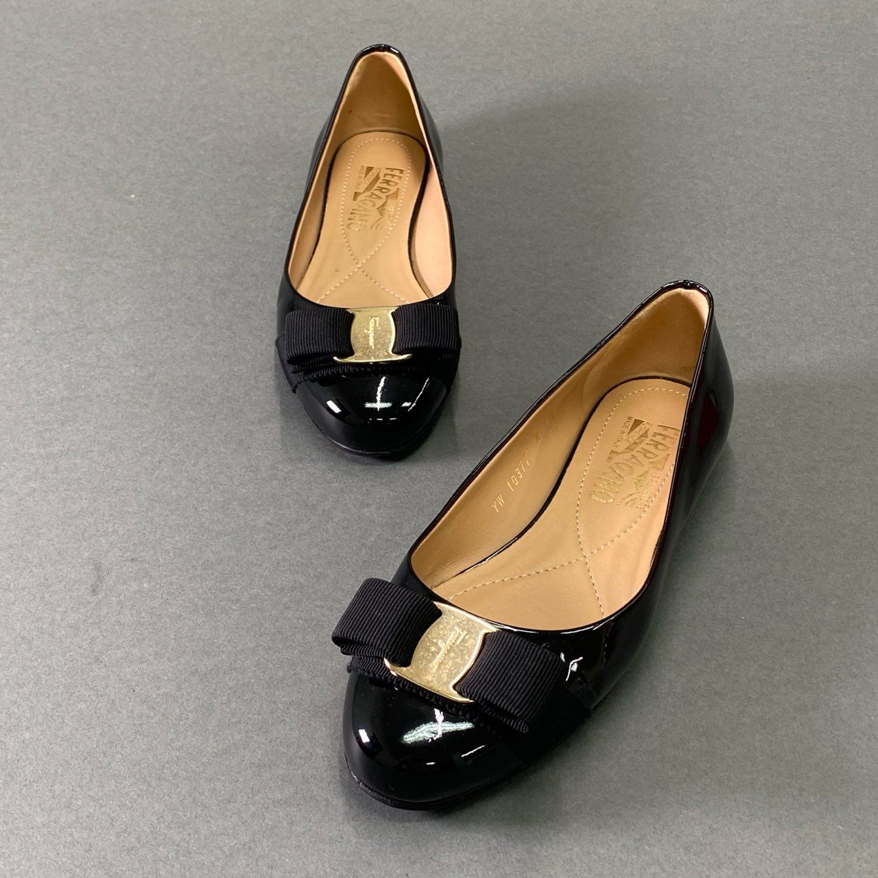 10f8 《美品》 Salvatore Ferragamo サルヴァトーレ フェラガモ VARA ヴァラリボン エナメルパンプス 5 ブラック パテントレザー フラットシューズ イタリア製 箱付き