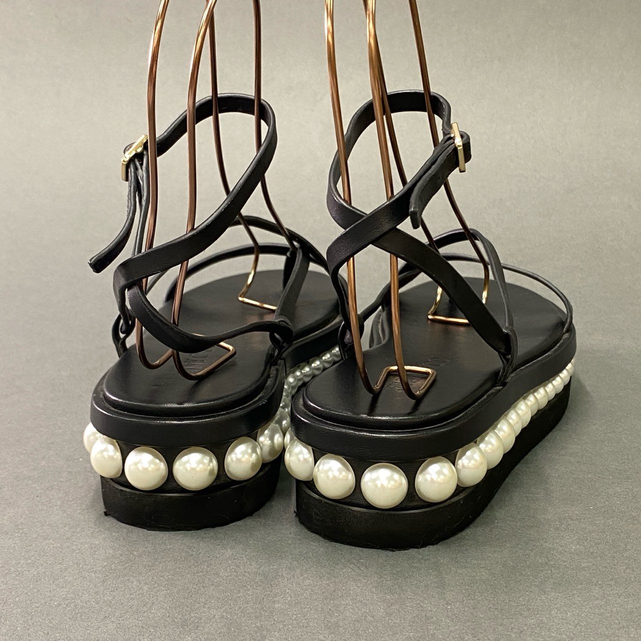6a6 《美品》 JIMMY CHOO ジミーチュウ パール装飾 ストラップサンダル 36 ブラック レザー 厚底 スペイン製 シューズ 靴
