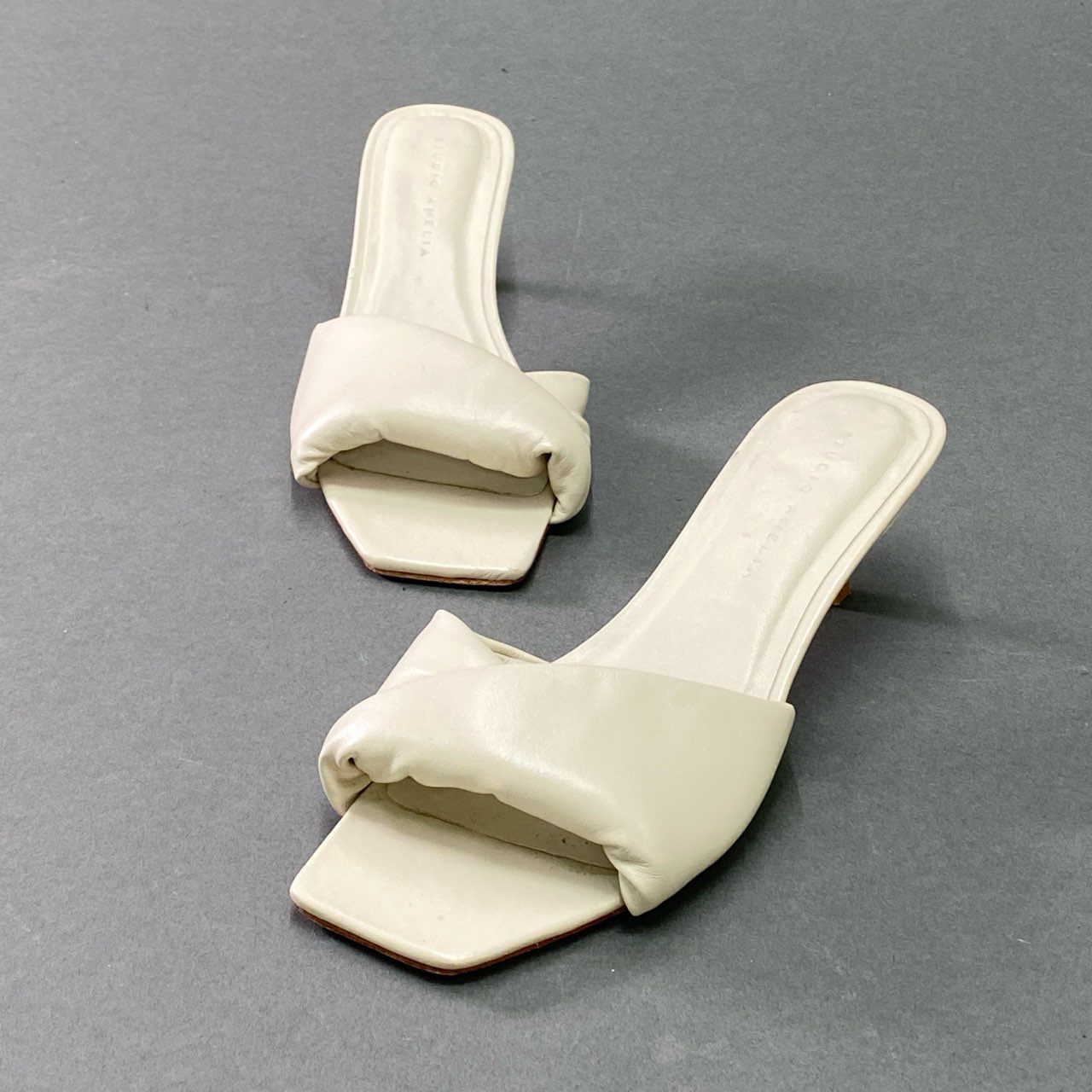 1e26 《美品》定価¥53.900 STUDIO AMELIA スタジオアメリア TWISTED FRONT SANDAL ツイステッドサンダル 23.5cm ホワイトベージュ レザー シューズ 夏