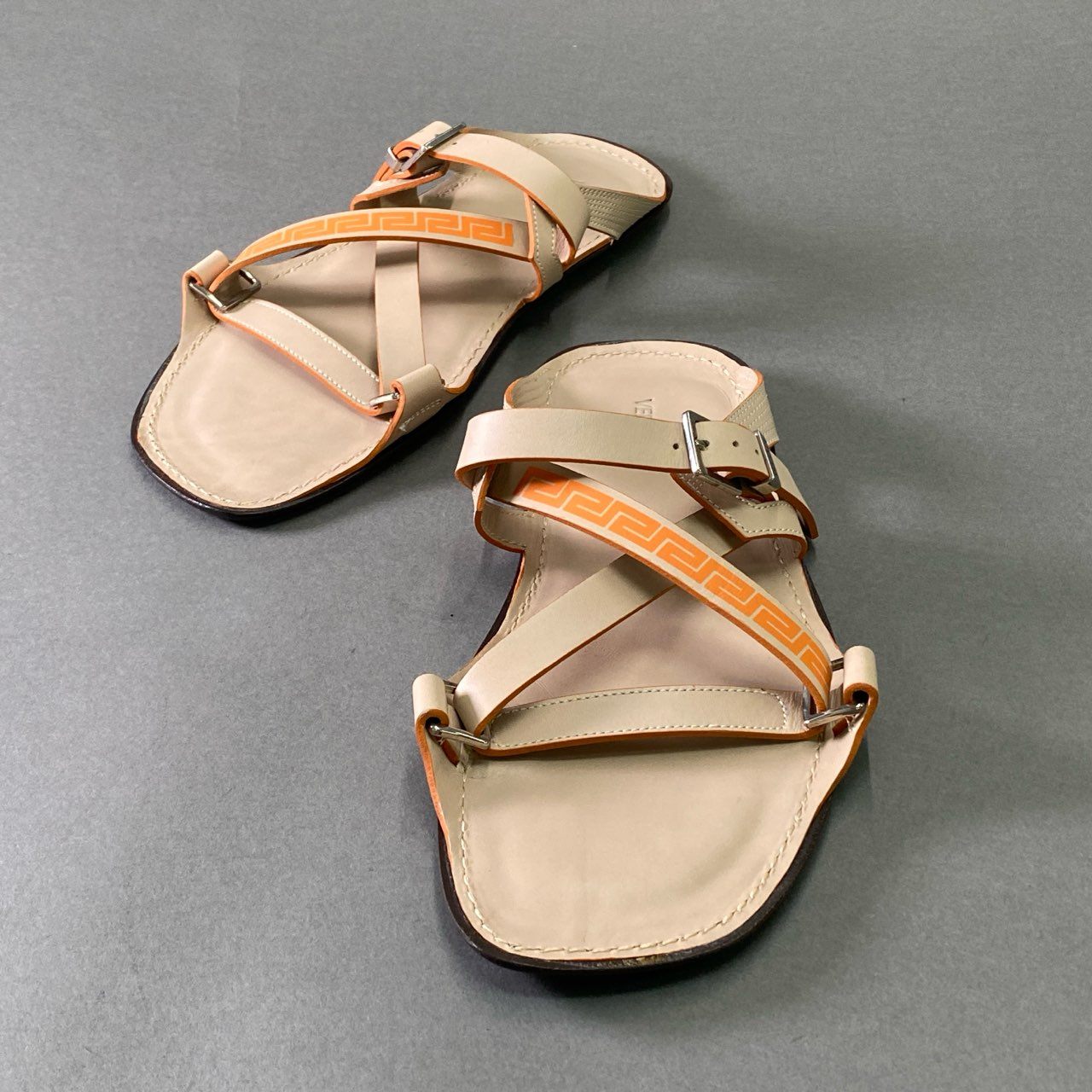 7d16 《美品》 VERSACE ヴェルサーチ フラットレザーサンダル 41 ベージュ Leather シューズ イタリア製 夏