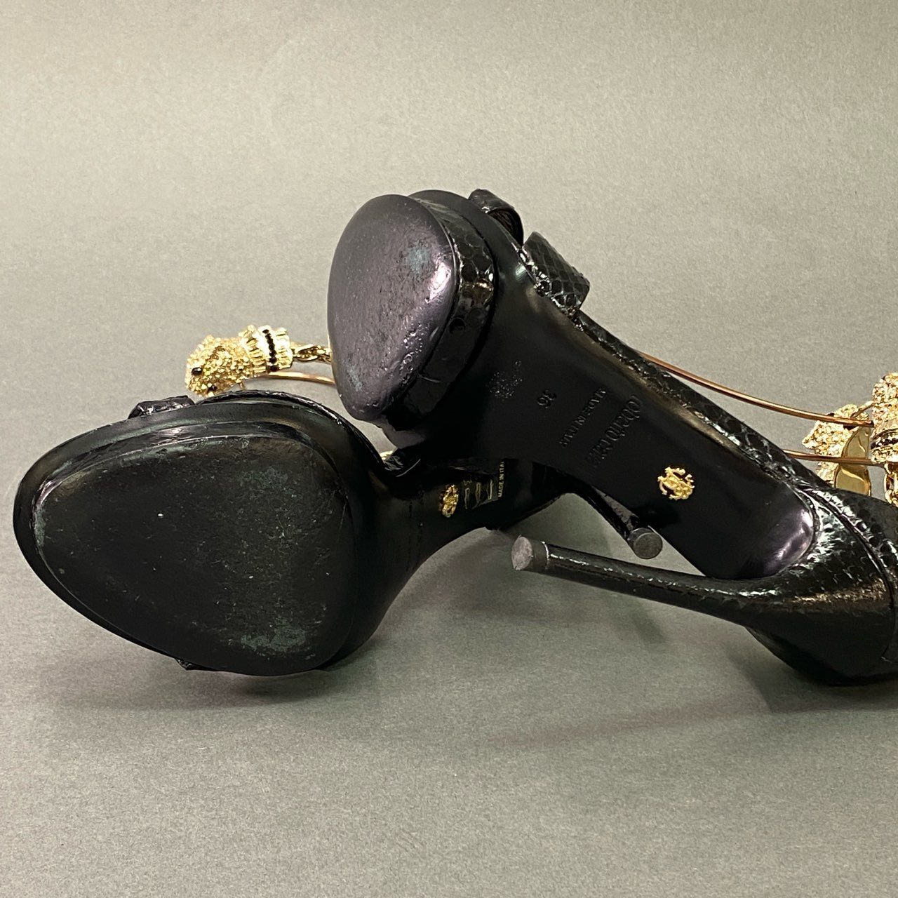 6a6 《美品》 Roberto Cavalli ロベルトカヴァリ パンサーヘッド ゴールドチェーン パイソン ハイヒールサンダル 36 ブラック パンプス イタリア製 シューズ 靴