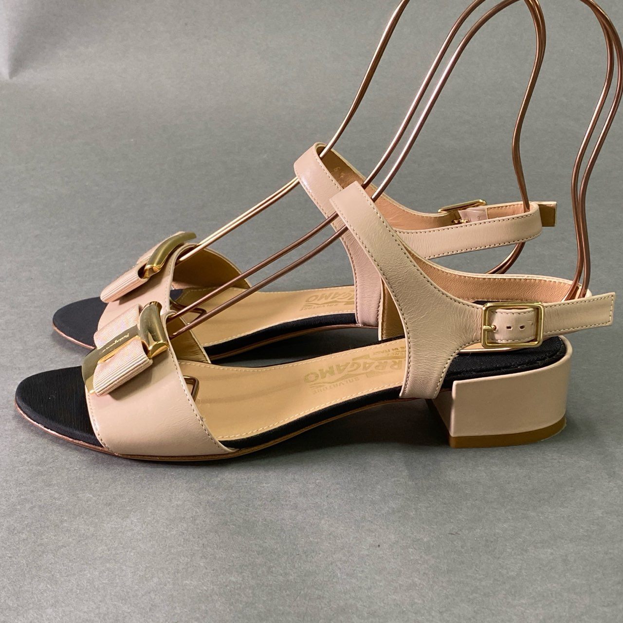2f8 《美品》 Salvatore Ferragamo サルヴァトーレ フェラガモ VARA ヴァラリボン ストラップサンダル 6 1/2 ピンク ブラック シューズ イタリア製 夏