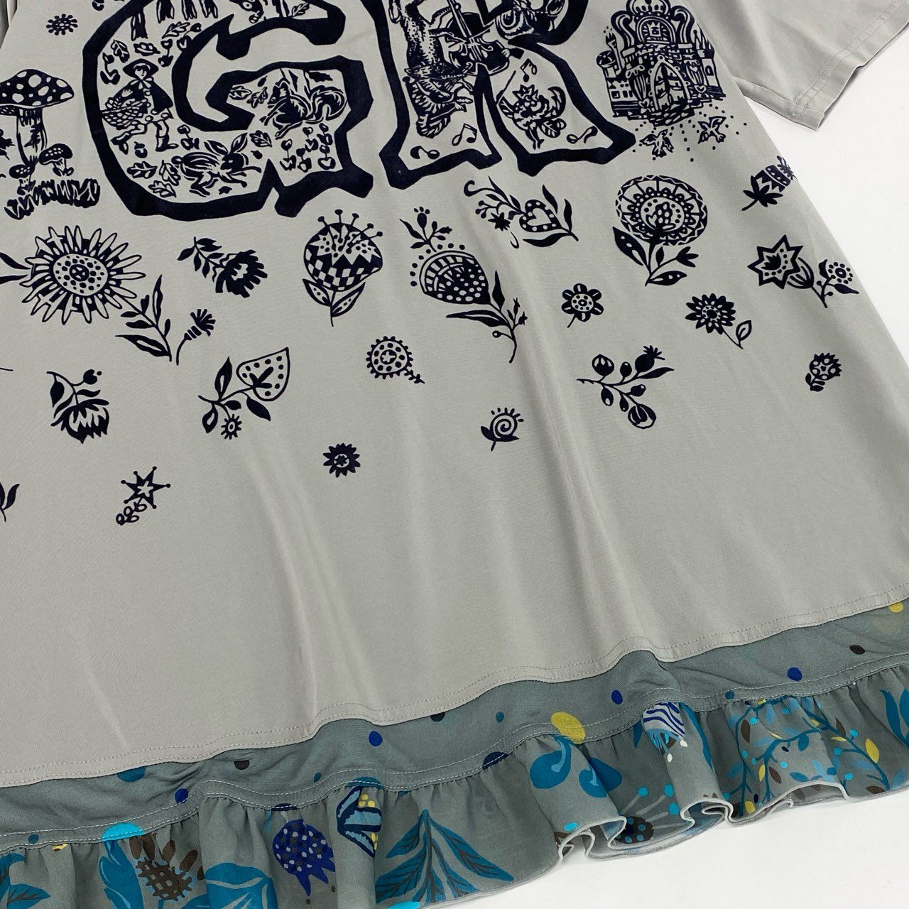 71i3 TOKUKO 1er Vol トクコプルミエヴォル 日本製 ハイネック 半袖チュニック トップス  総柄刺繍 9 Mサイズ ライトグレー レディースo07t