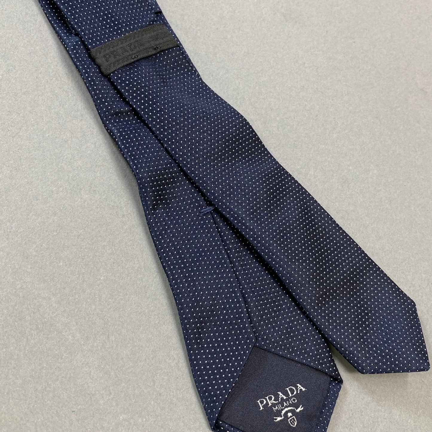 h9 PRADA プラダ ドット柄 ネクタイ 服飾小物 ビジネス◎ セレモニー◎ ロゴ刺繍 ネイビー メンズk02i