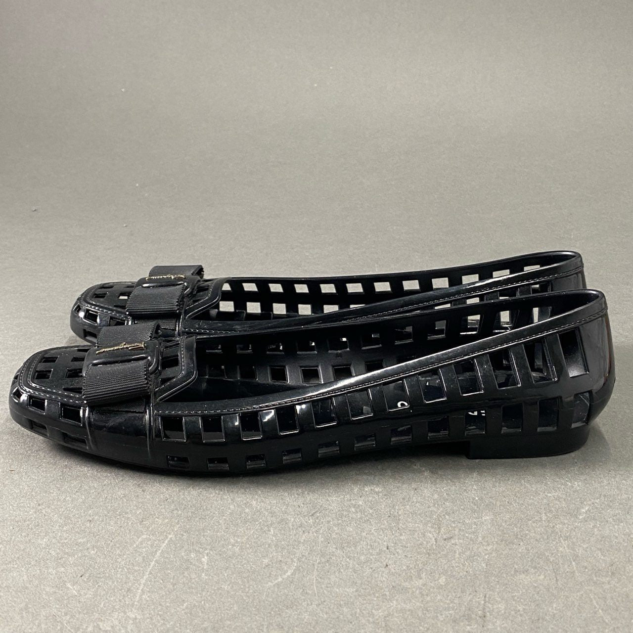 5f13 Salvatore Ferragamo サルヴァトーレフェラガモ ラバー素材 PVC ヴァラリボン サンダル フラットシューズ サイズ8 ブラック レディース