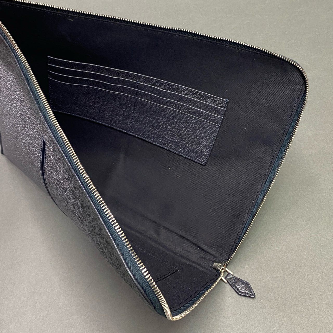 Ba27 TOD'S トッズ レザークラッチバッグ L字ジップ ハンドバッグ 手持ちカバン イタリア製 ネイビー 本革