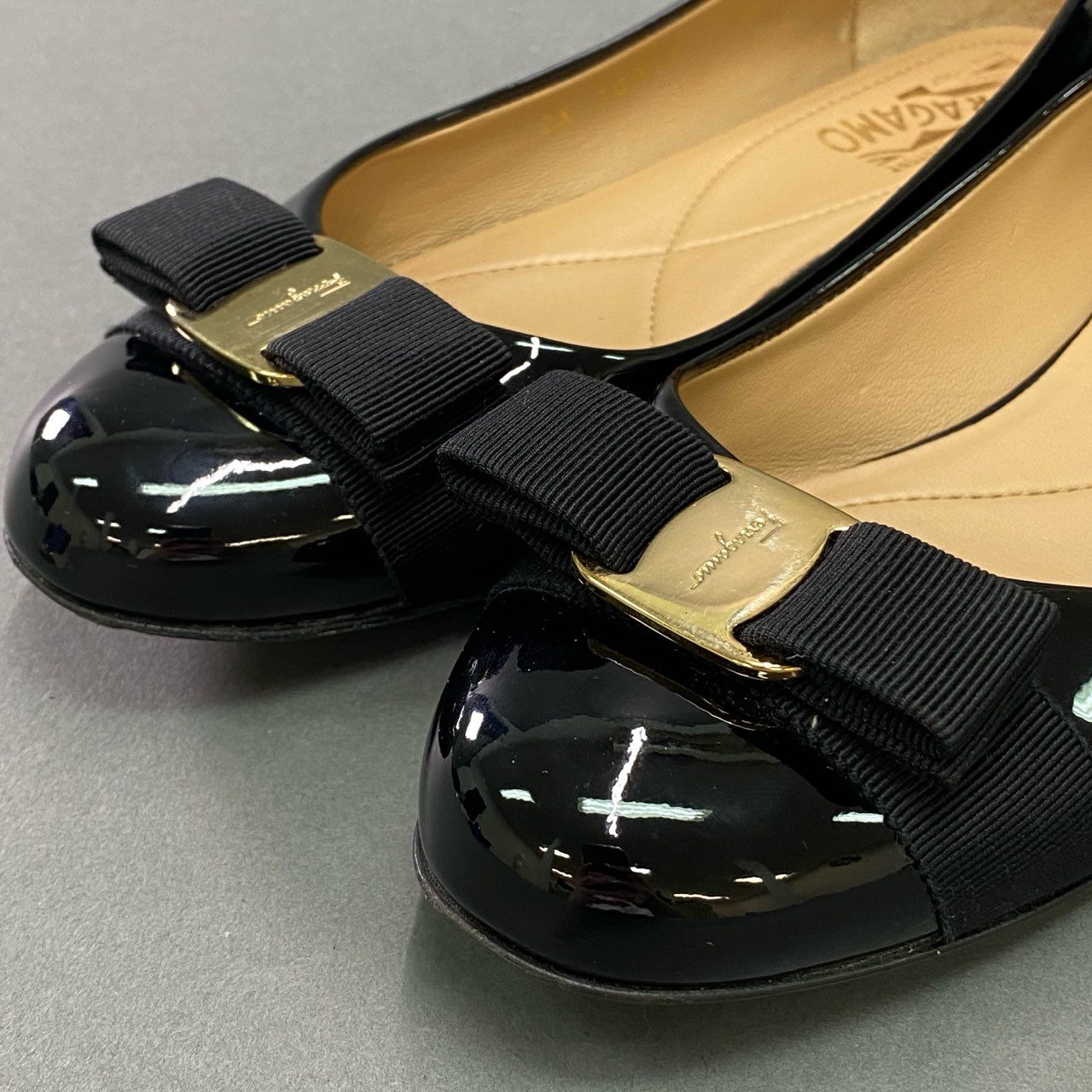 11c19 Salvatore Ferragamo サルヴァトーレ フェラガモ VARINA VARA ヴァラリボン フラットシューズ 7 1/2 ブラック パテントレザー エナメル バレエシューズ イタリア製