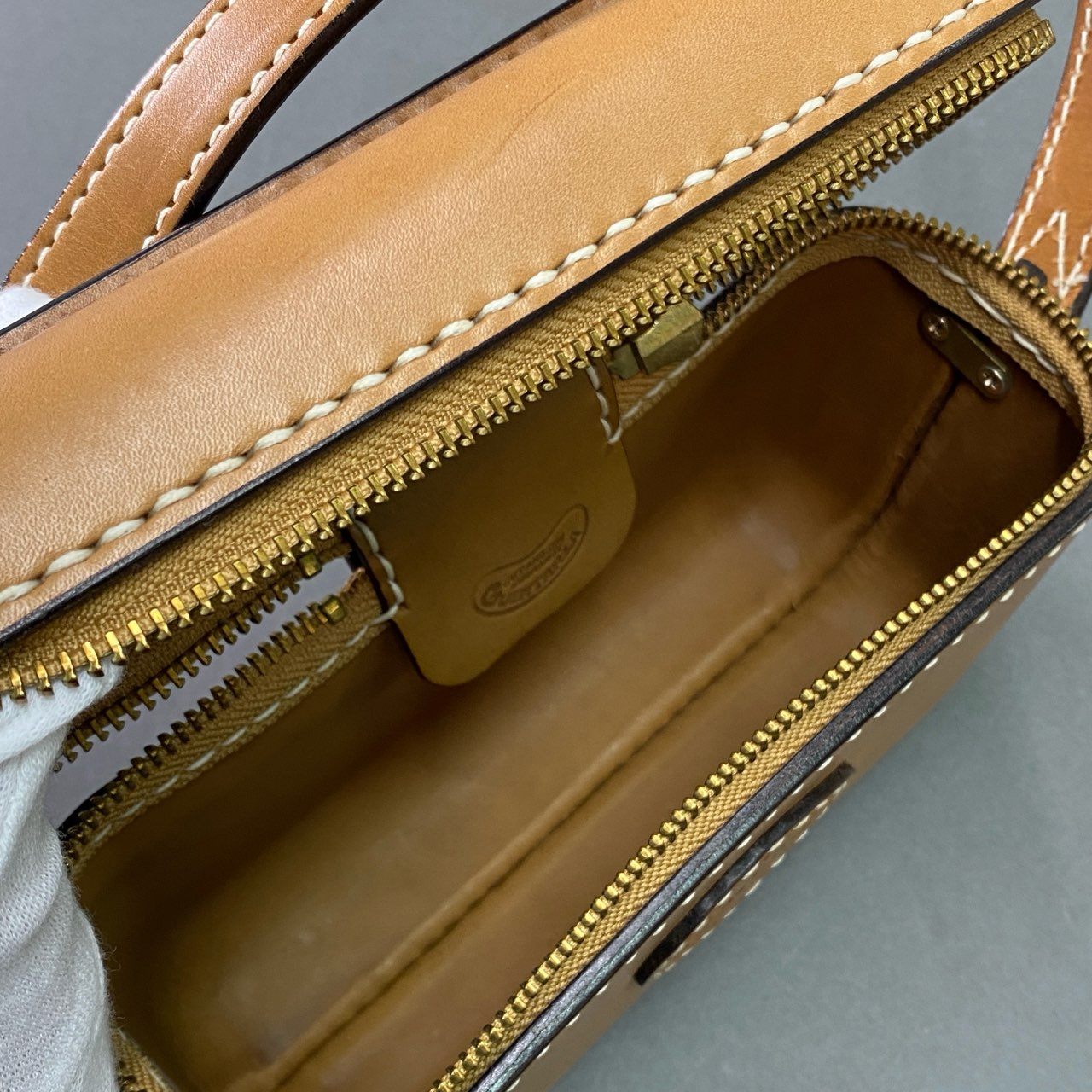 Eb10 GUENTARLA ゲンターラ レザーショルダーバッグ ミニバッグ ステッチデザイン◎ オールレザー leather レディース キャメル 本革