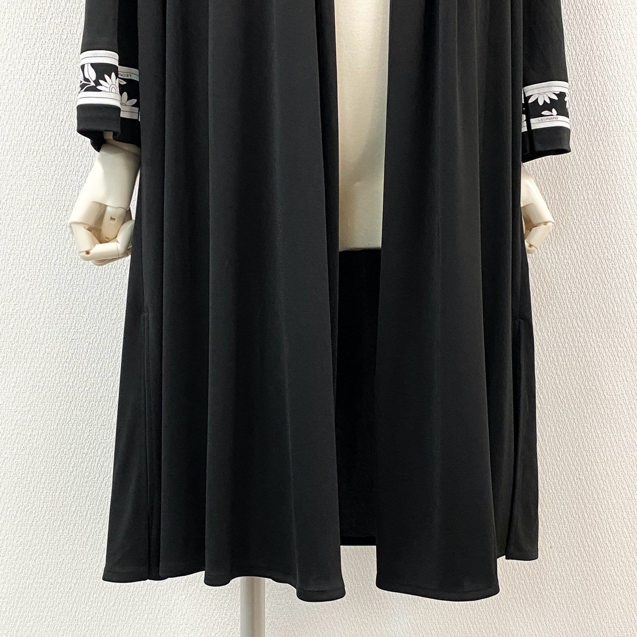 32i9 LEONARD レオナール 長袖カーディガン ストレッチ◎ ロング丈 ラインストーン 花柄 レディース 女性用 0191260 42 ブラックu02t