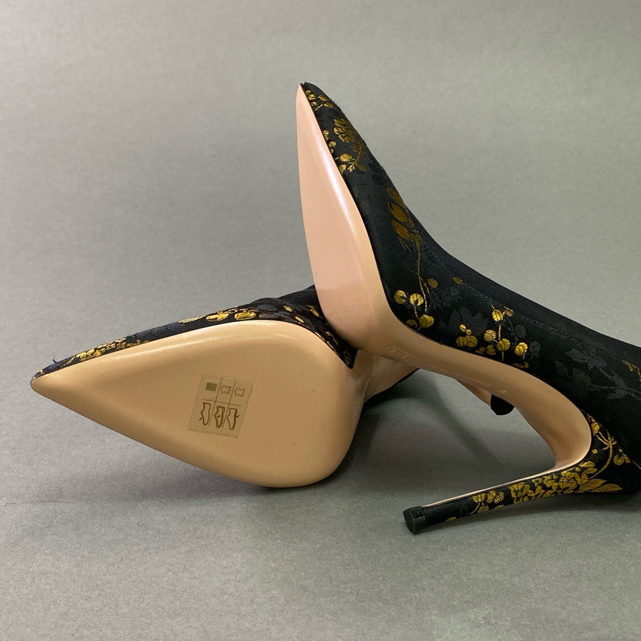 1b28 Gianvito Rossi ジャンヴィトロッシ 《美品》 ポインテッドトゥ ヒールパンプス Vカット 花柄刺繍 和柄 ハイヒール レディース 36 ブラック