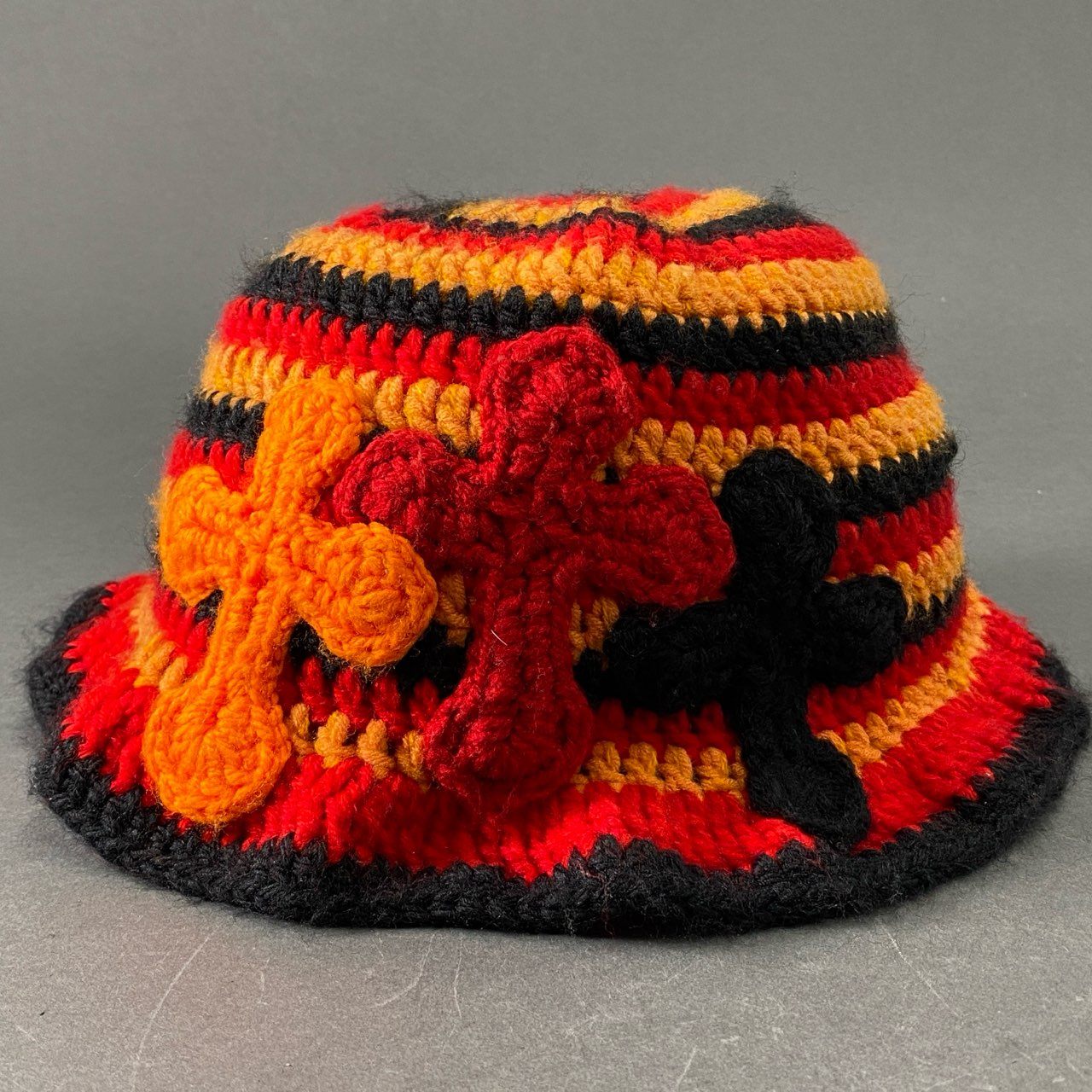 4e14 Y.A.R.N ヤーン ニット素材 バケットハット 3Dクロス刺繍 帽子 ヘッドウェア レッド オレンジ ブラック