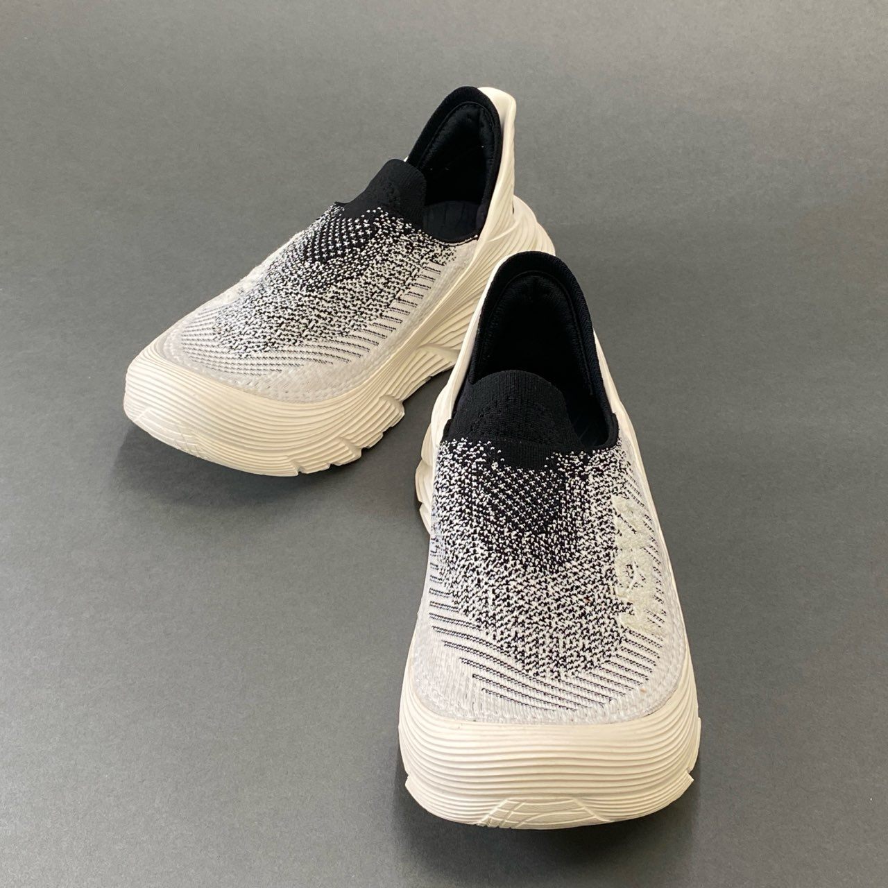 1g8 HOKA ONEONE ホカオネオネ U RESTORE TC リストア スリッポン シューズ 27cm ブラック ホワイト スニーカー 軽量◎