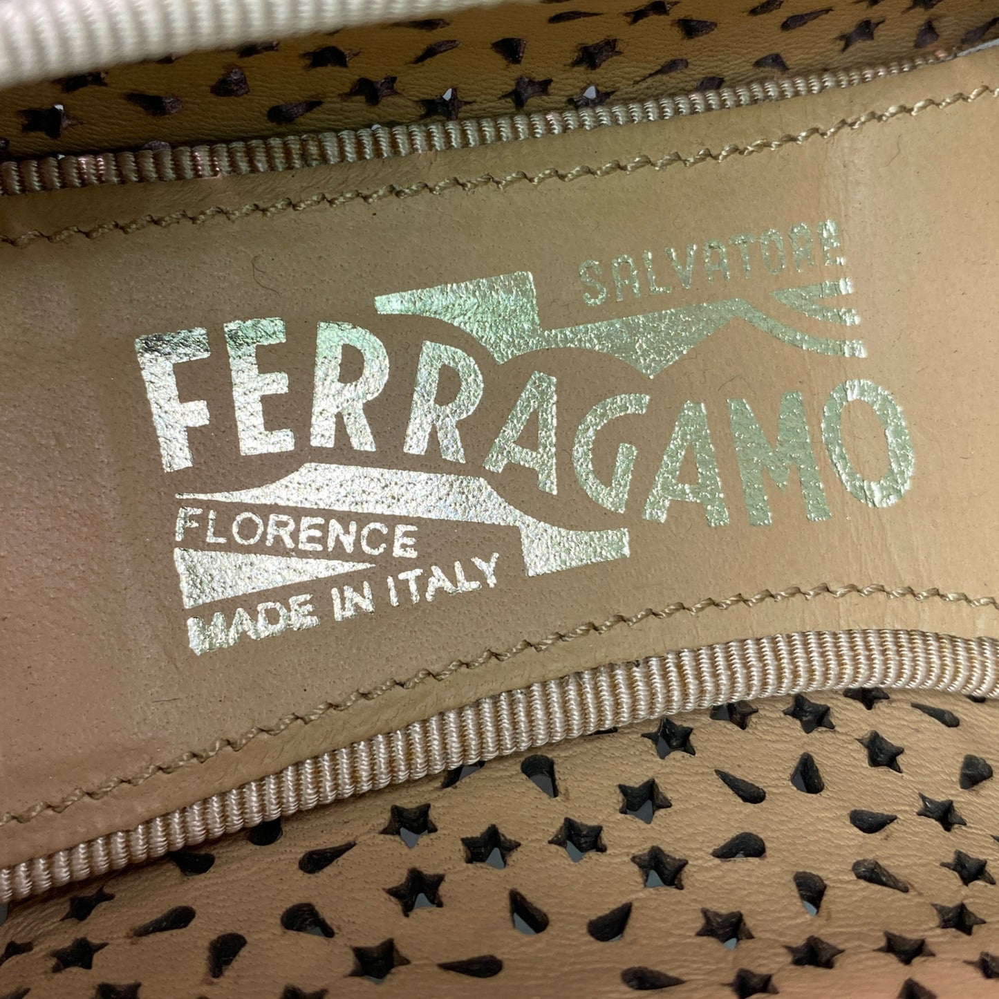 g29《美品》 Salvatore Ferragamo サルヴァトーレ フェラガモ SUSETTE VARA ヴァラリボン フラワーパンプス 6 1/2 ベージュ レザー シューズ 箱 保存袋有t18r