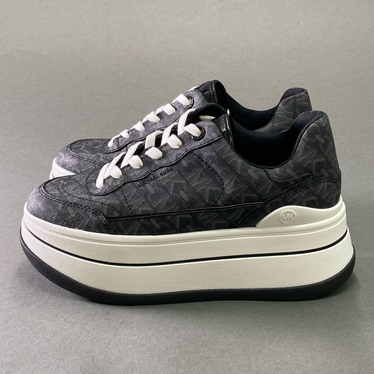 7f6 《未使用品》 MICHAEL KORS マイケルコース HAYES LACE UP プラットフォーム モノグラムスニーカー US6.5 ブラック 厚底 シューズ 箱付き