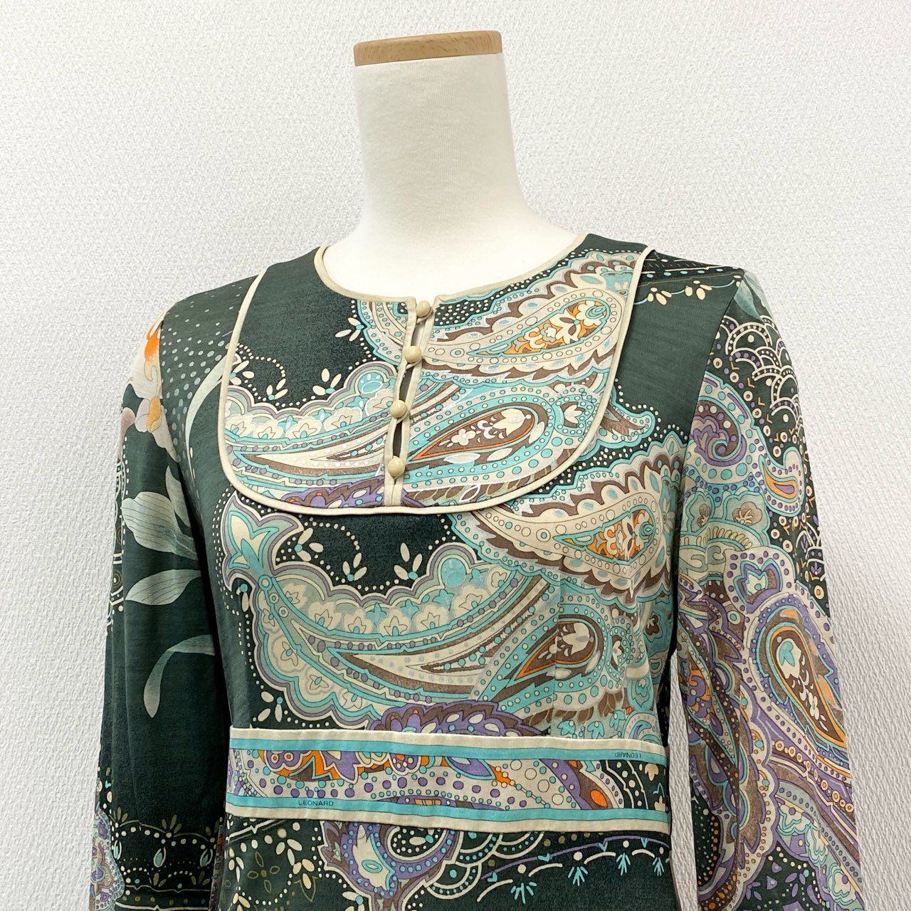 85i12 LEONARD レオナール 長袖ワンピース 総柄 薄手ワンピース 花柄 ペイズリー柄 シルク混紡 レディース 女性用 0340110 M グリーン系u02t