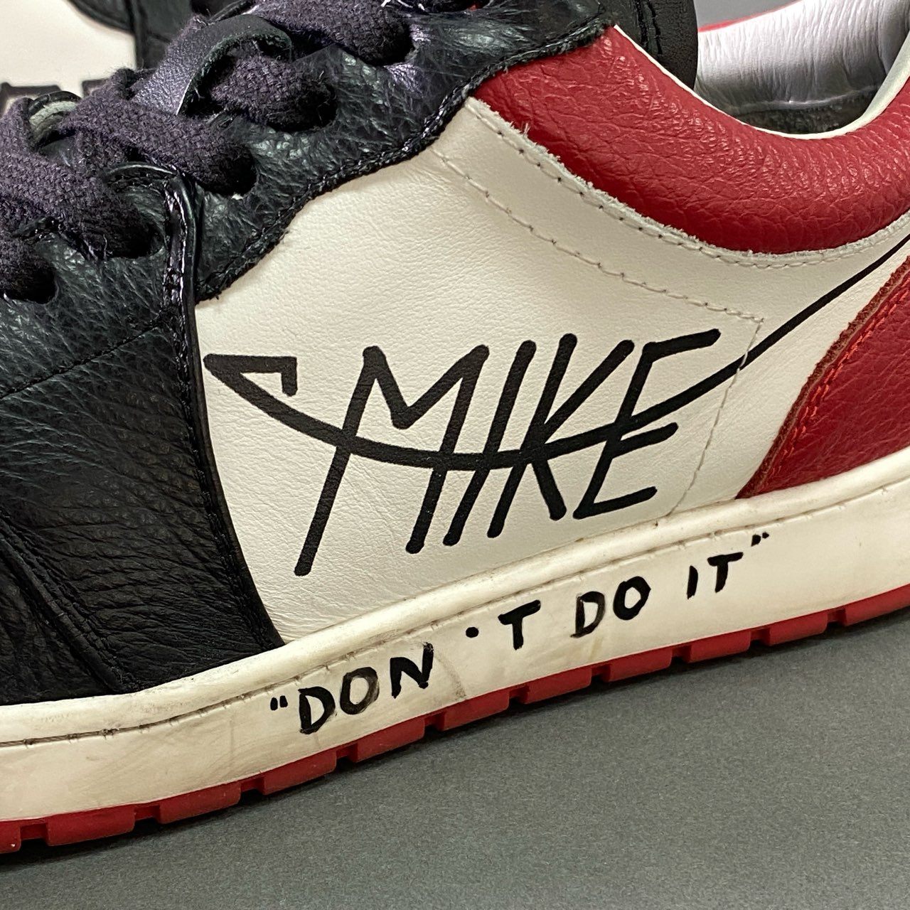 3l20 定価¥46,200 MIKE don't do it マイク ドントドゥイット レザースニーカー 40 ブラック レッド Leather イタリア製 シューズ 靴