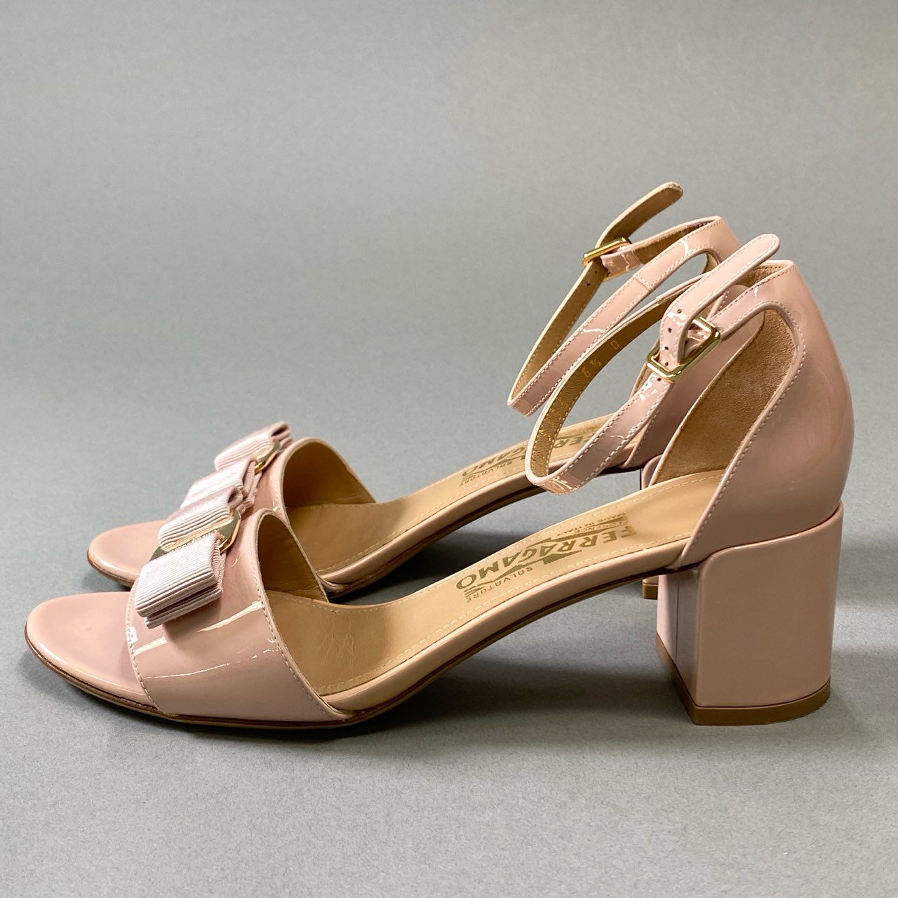 6j16《美品》 Salvatore Ferragamo サルヴァトーレ フェラガモ VARA ヴァラリボン アンクルストラップ エナメルサンダル 6 1/2 ピンク パテントレザー シューズ 箱付きt18r