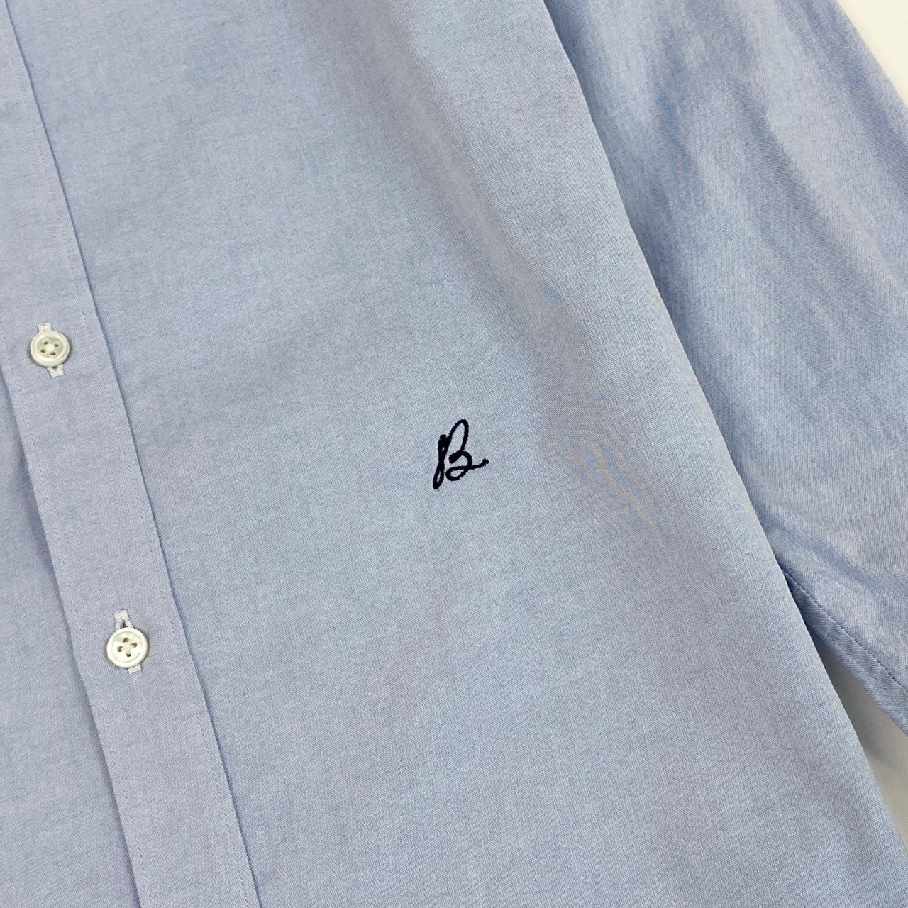 37a16 MADISON BLUE マディソンブルー ROUND COLLAR FRILL SH L.OX フリルシャツ ラウンドカラー 長袖シャツ ロングスリーブ ワンポイント刺繍 MB234-5002 01 Sサイズ ブルー コットン