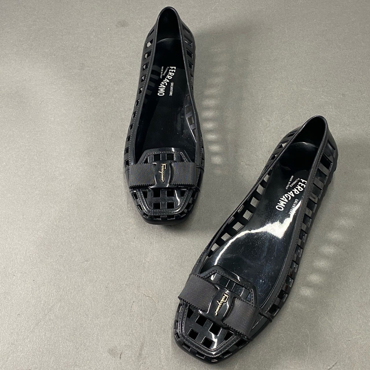 5f13 Salvatore Ferragamo サルヴァトーレフェラガモ ラバー素材 PVC ヴァラリボン サンダル フラットシューズ サイズ8 ブラック レディース