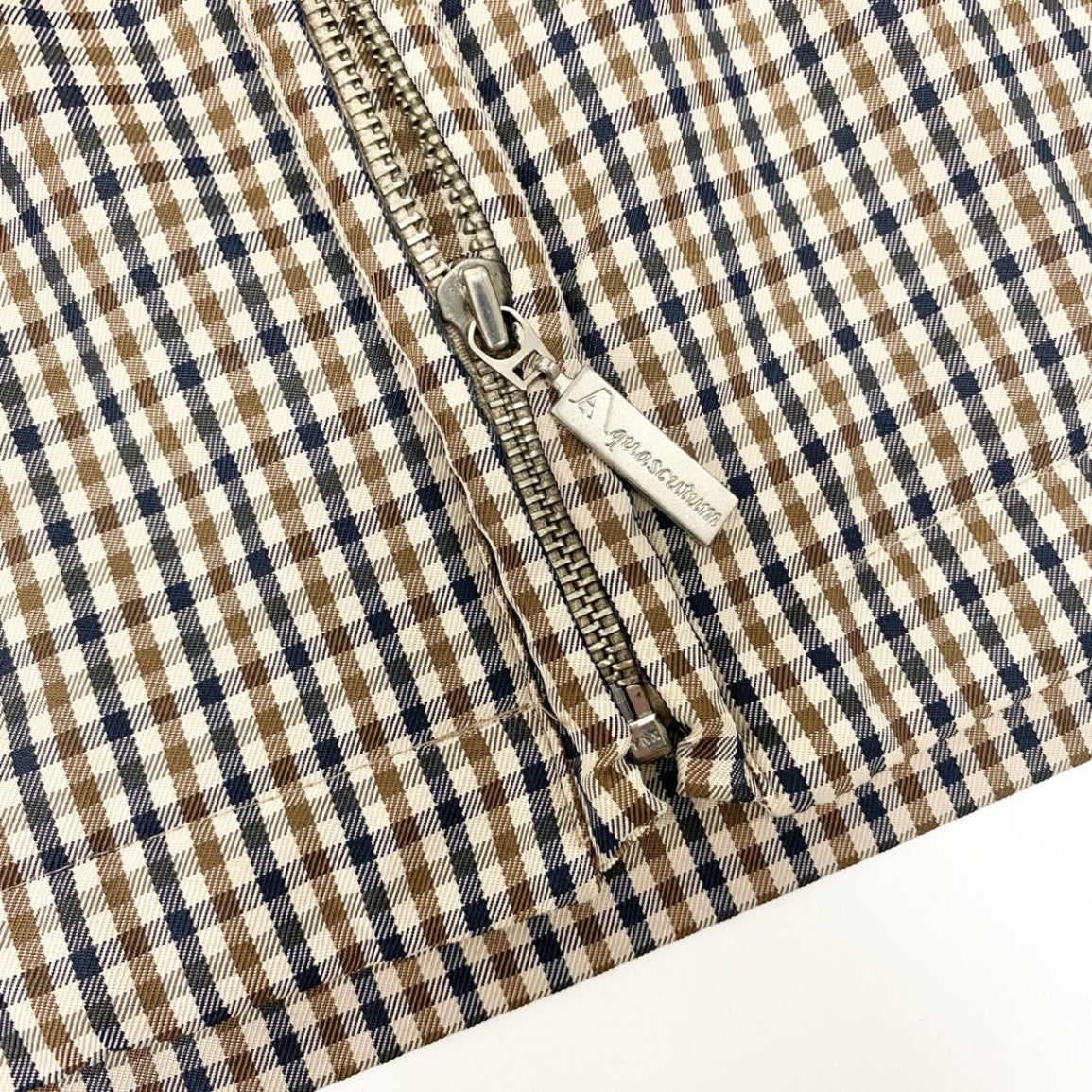 51h25 英国製 Aquascutum アクアスキュータム ジップパーカー 薄手ジャケット 収納可能 クラブチェック サイズS ブラウン系 ポリエステル メンズu02t