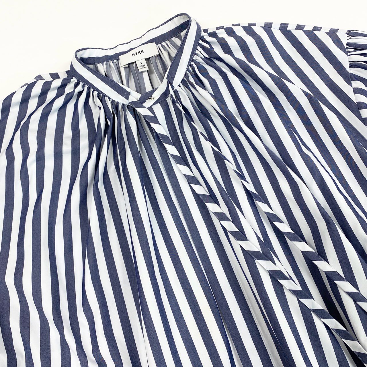 37a16 HYKE ハイク STRIPED GATHERED DRESS ストライプバンドカラーシャツワンピース ドレス 日本製 1157-343-0476 1 ホワイト ブルー コットン