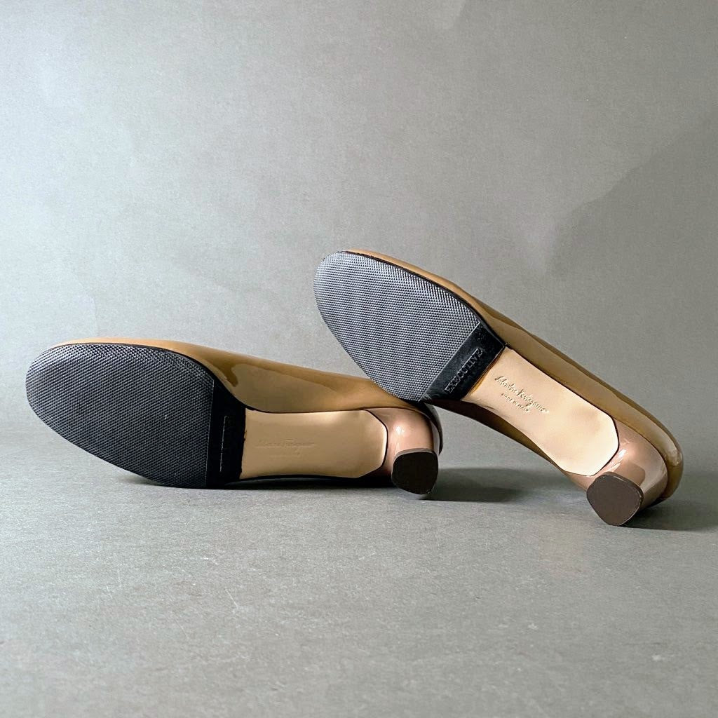 3g15 Salvatore Ferragamo サルヴァトーレフェラガモ ガンチーニ ゴールド金具 パンプス 6サイズD ベージュ パテントレザー レディース