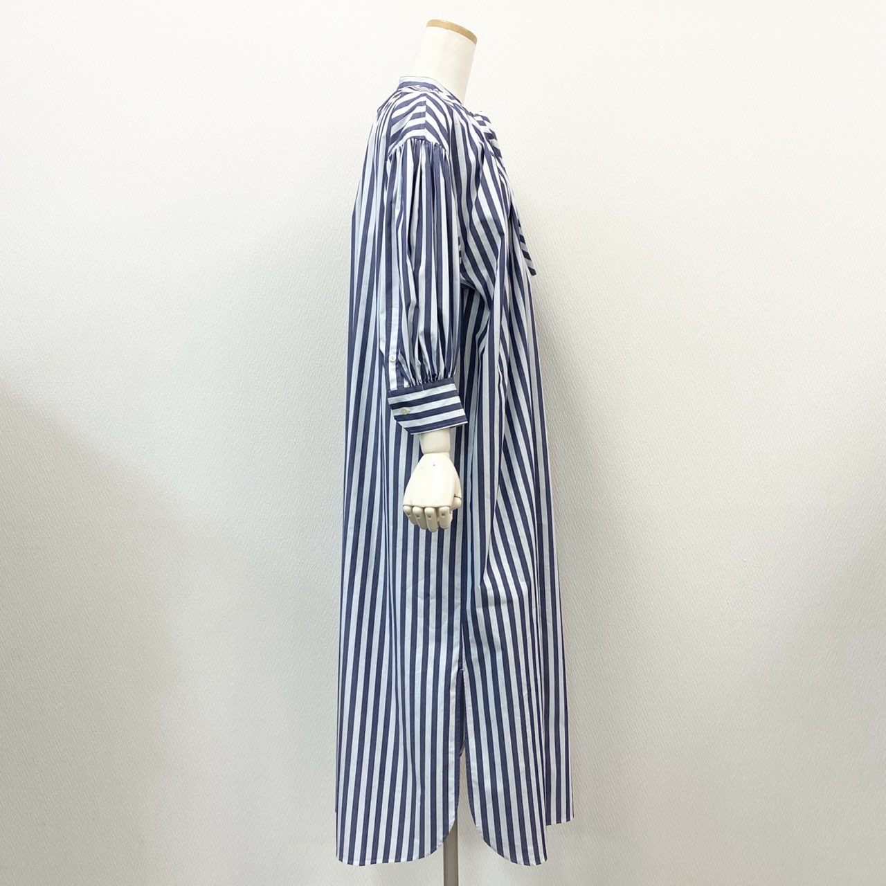 37a16 HYKE ハイク STRIPED GATHERED DRESS ストライプバンドカラーシャツワンピース ドレス 日本製 1157-343-0476 1 ホワイト ブルー コットン