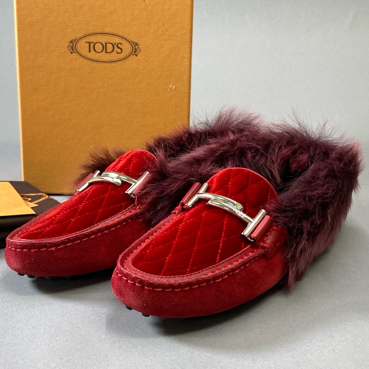 5j16 《極美品》 TOD`S トッズ 定価¥135.200 GOMMINI MATELASS DOPPIA T FUR J41 ドライビングシューズ フラットシューズ ファー キルティング スエード レザー XXW00G0Y630J4I01BA 40 レッドu02t