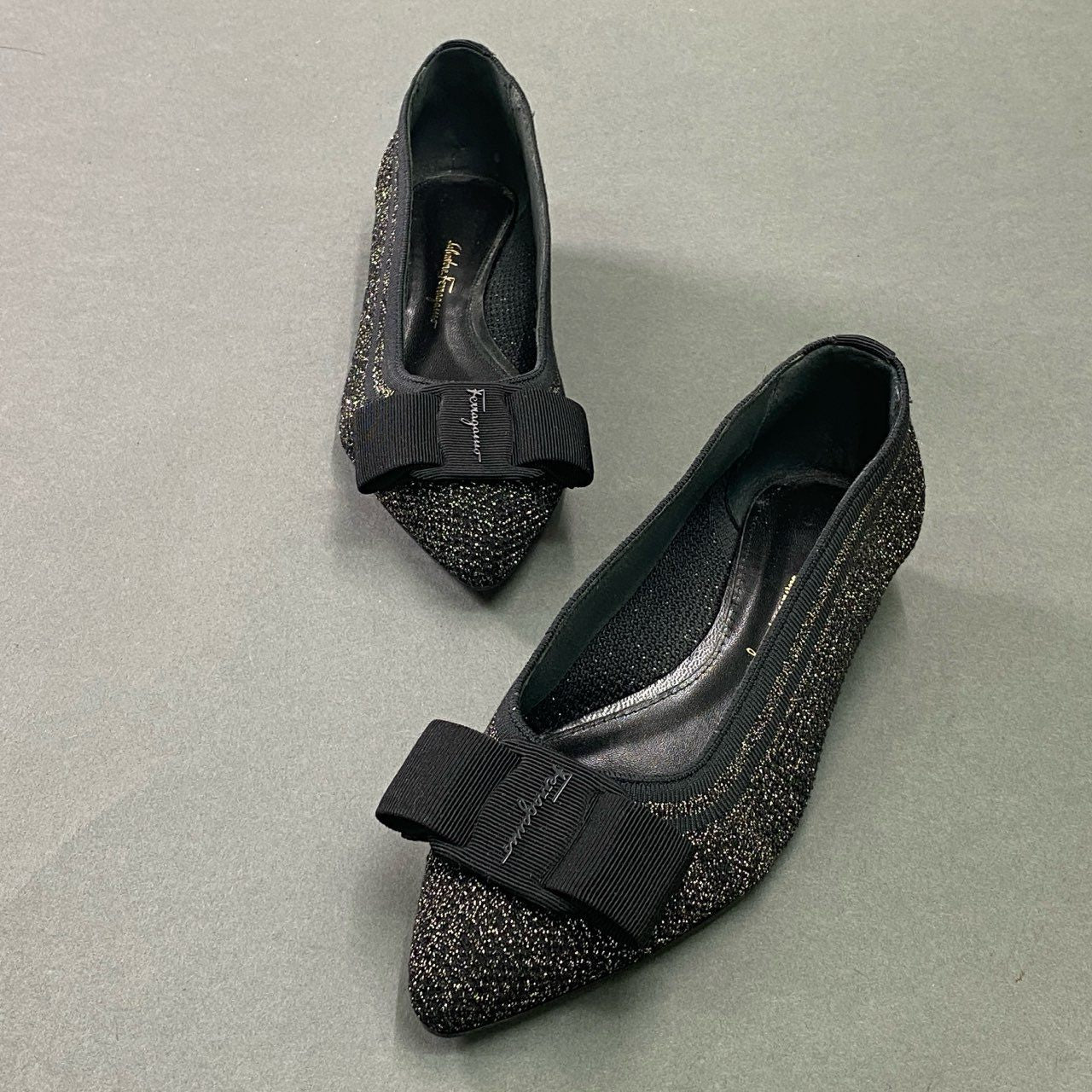 5c21 《美品》 Salvatore Ferragamo サルヴァトーレ フェラガモ VARA ヴァラリボン ラメ入り ソックスパンプス 7 ブラック ゴールド イタリア製 シューズ