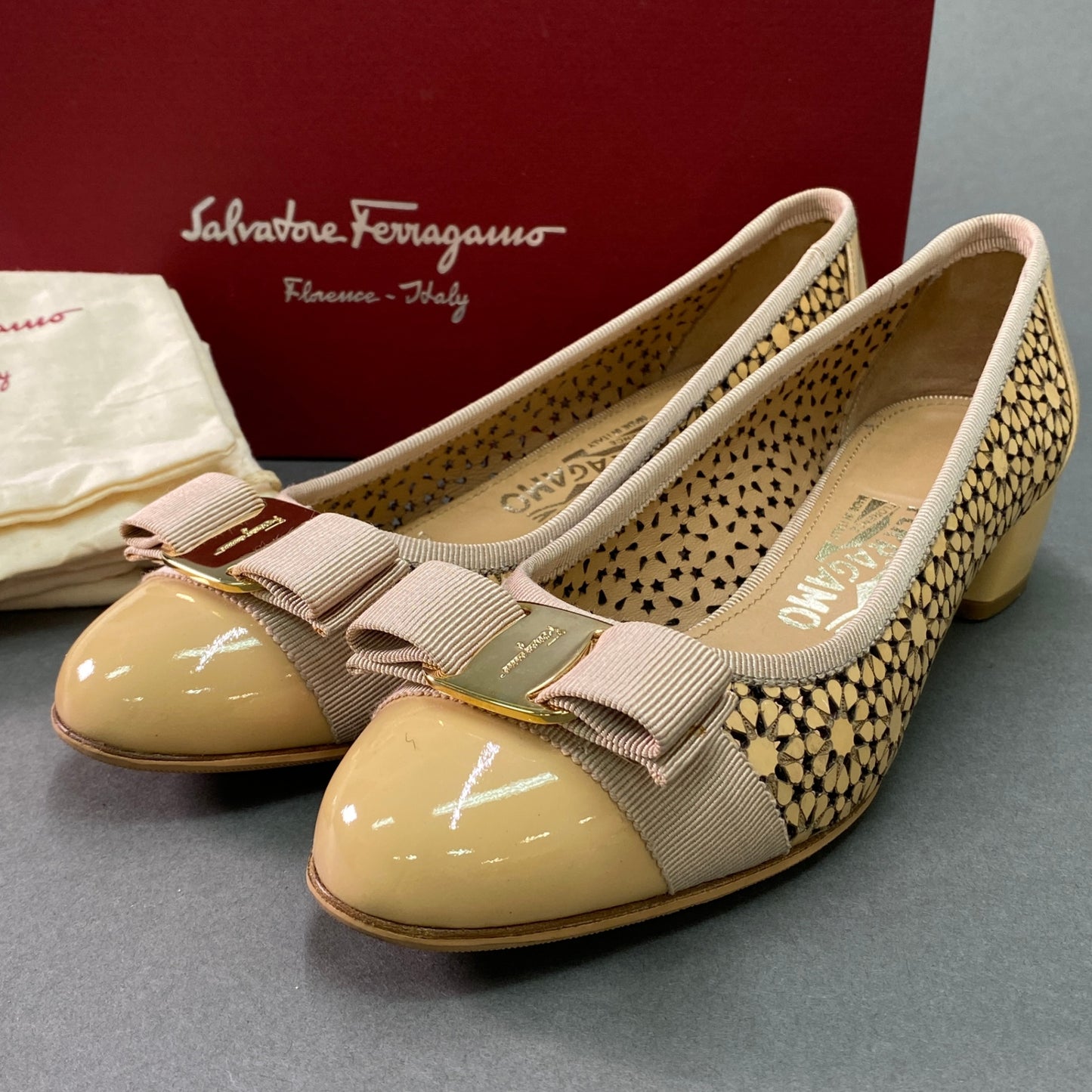 g29《美品》 Salvatore Ferragamo サルヴァトーレ フェラガモ SUSETTE VARA ヴァラリボン フラワーパンプス 6 1/2 ベージュ レザー シューズ 箱 保存袋有t18r