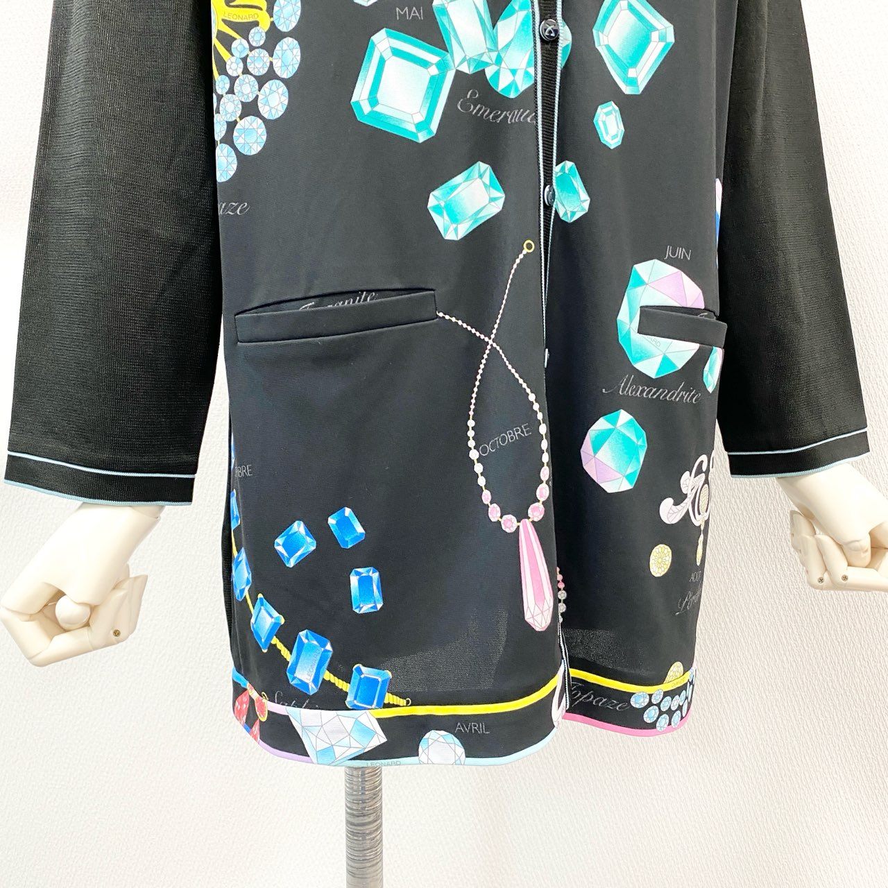67g21-9 《極美品》 LEONARD レオナール カンカン素材 薄手カーディガン ニットカーディガン 美しいプリント サイズ42 ブラック マルチカラー レディース 日本製