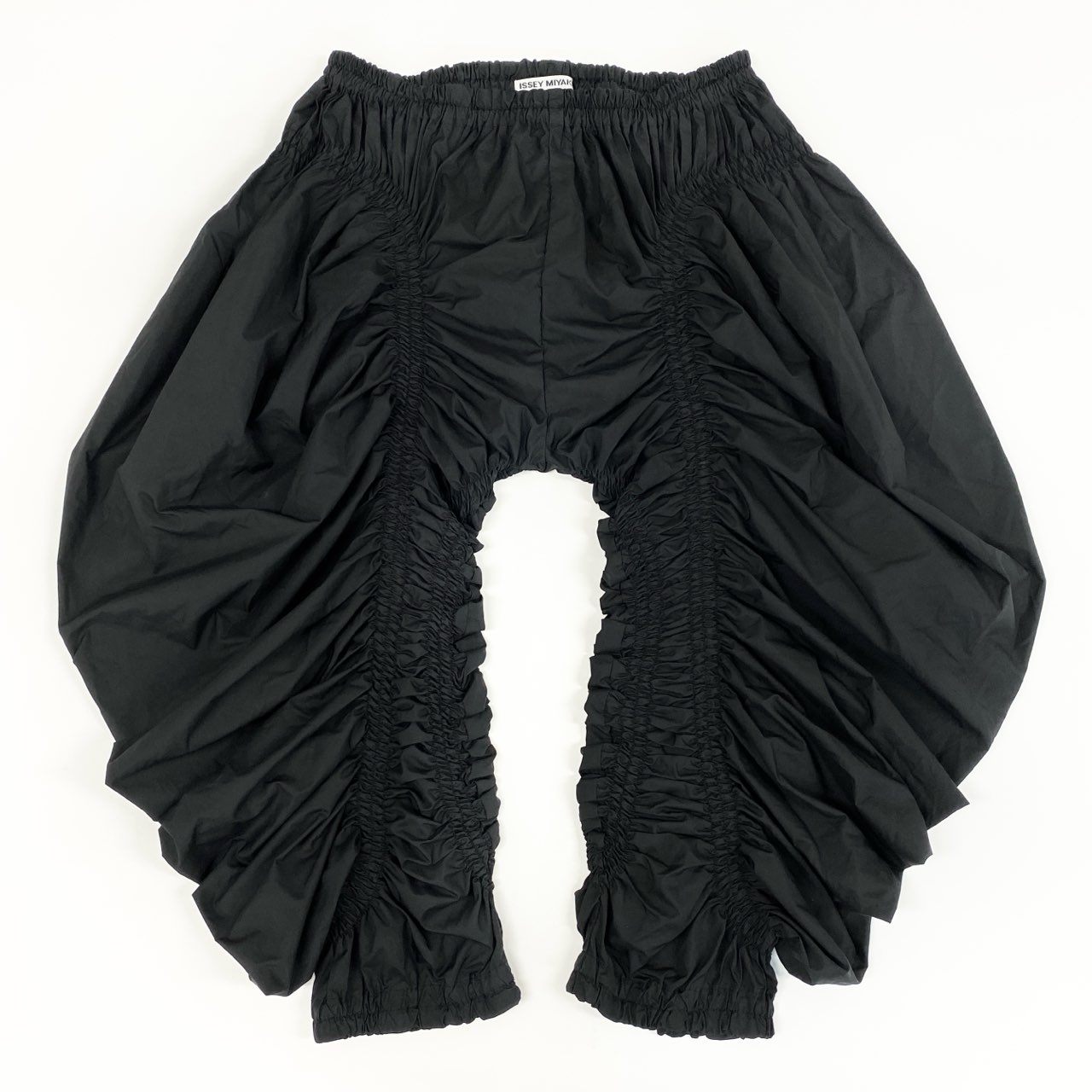 82f24 ISSEY MIYAKE イッセイミヤケ シャーリングギャザーパンツ 変形 ボトムス 日本製 ウエストゴム IM03FF576 2 ブラック メンズ