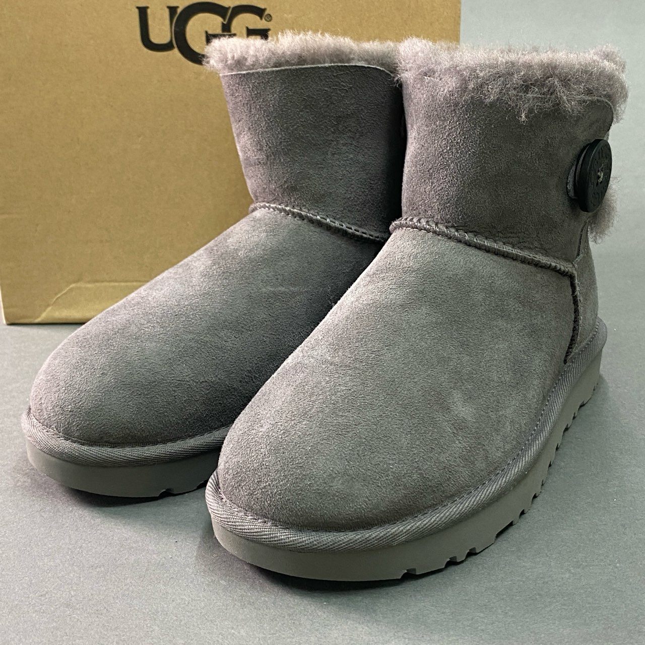 5g24 《未使用》 UGG アグ W MINI BAILEY BUTTON 2 ムートンブーツ 1016422 22cm グレー スエードレザー シューズ 箱付き_