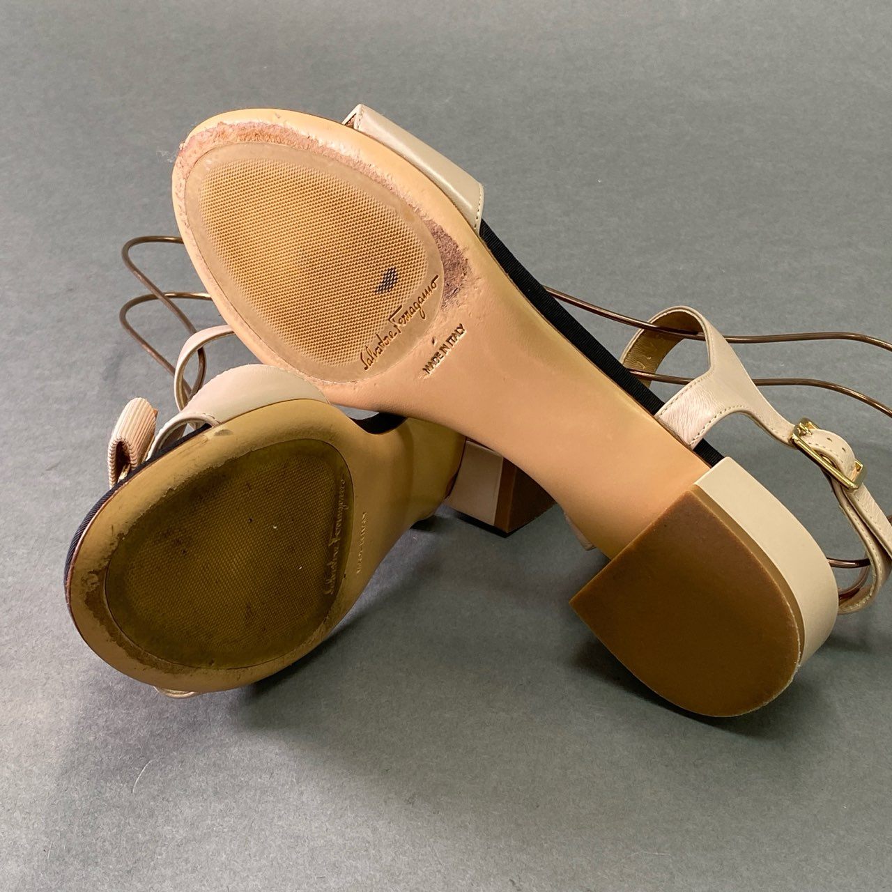 2f8 《美品》 Salvatore Ferragamo サルヴァトーレ フェラガモ VARA ヴァラリボン ストラップサンダル 6 1/2 ピンク ブラック シューズ イタリア製 夏