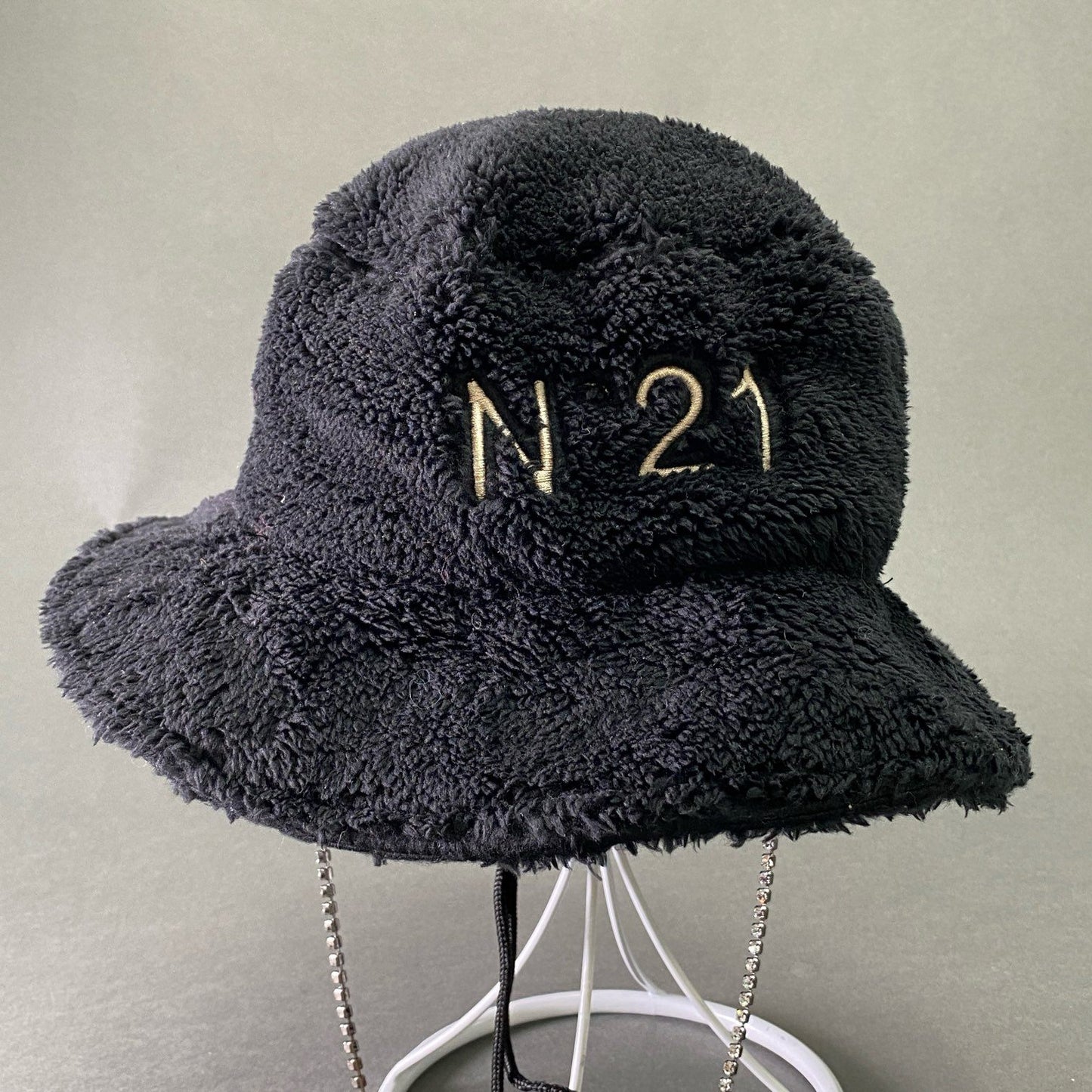 e8 《美品》 N゜21 ヌメロヴェントゥーノ × NEW ERA ニューエラ アドベンチャーライト ボアフリース バケットハット ブラック クリスタルチェーン 帽子