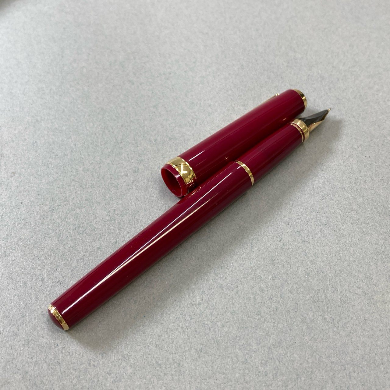 j16《極美品》 PLATINUM プラチナ 万年筆 ペン先 18K ワインレッド 筆記用具 文房具 ケース付t18r