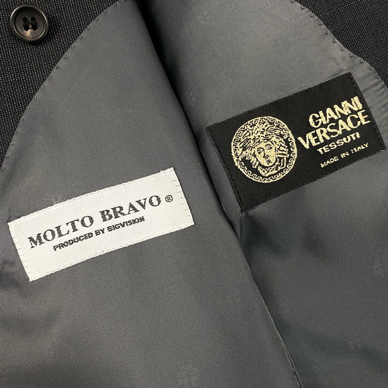 59h28 GIANNI VERSACE ジャンニヴェルサーチ セットアップスーツ テーラードジャケット スラックスパンツ ビジネス フォーマル ダークグレー ウール メンズo07t