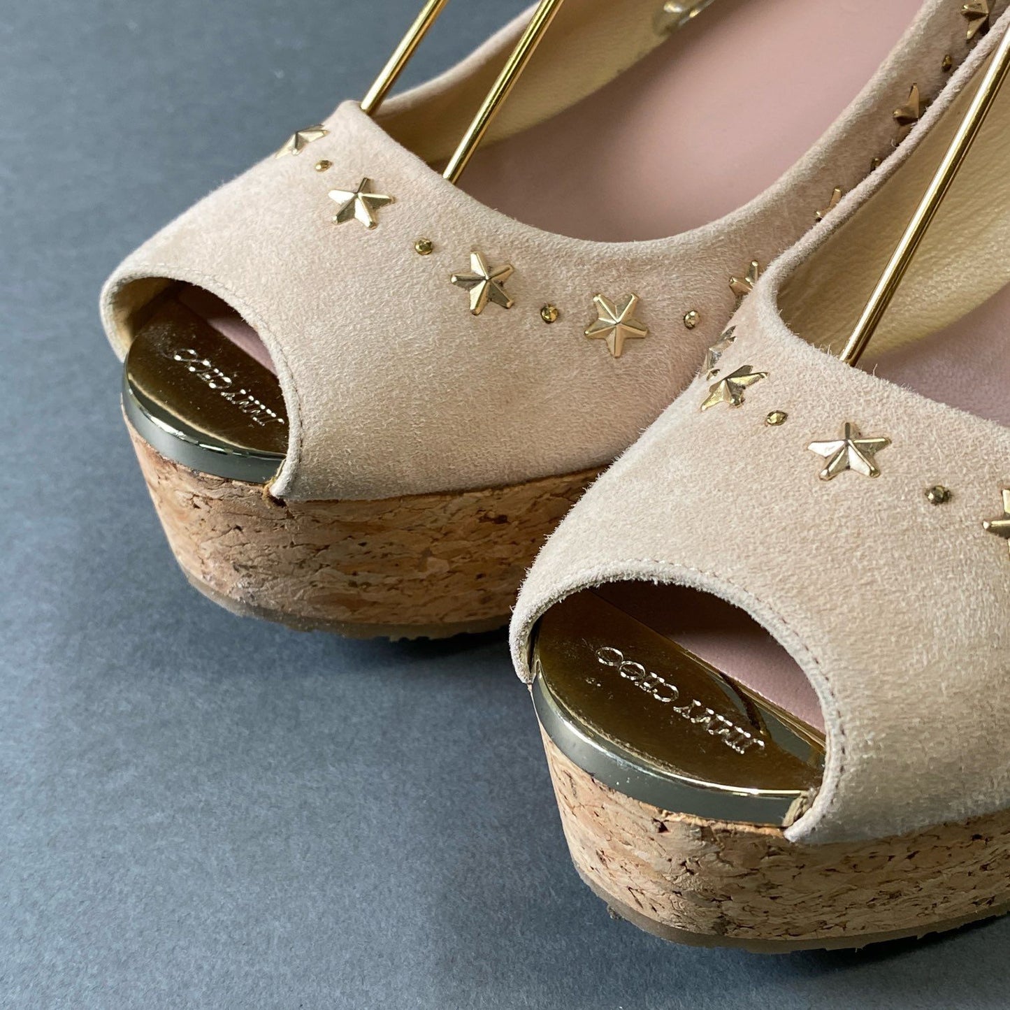 9g9 《美品》 JIMMY CHOO ジミーチュウ ウェッジソール スタースタッズサンダル 37 ベージュ スエードレザー 厚底 シューズ