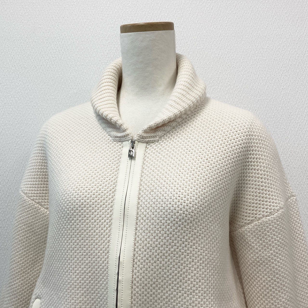 1l14 【極美品】 Loro Piana ロロピアーナ ショールカラー ベビーカシミヤ100% レザーパイピング ローゲージニットカーディガン サイズ38 クリーム ジップカーディガン レディース