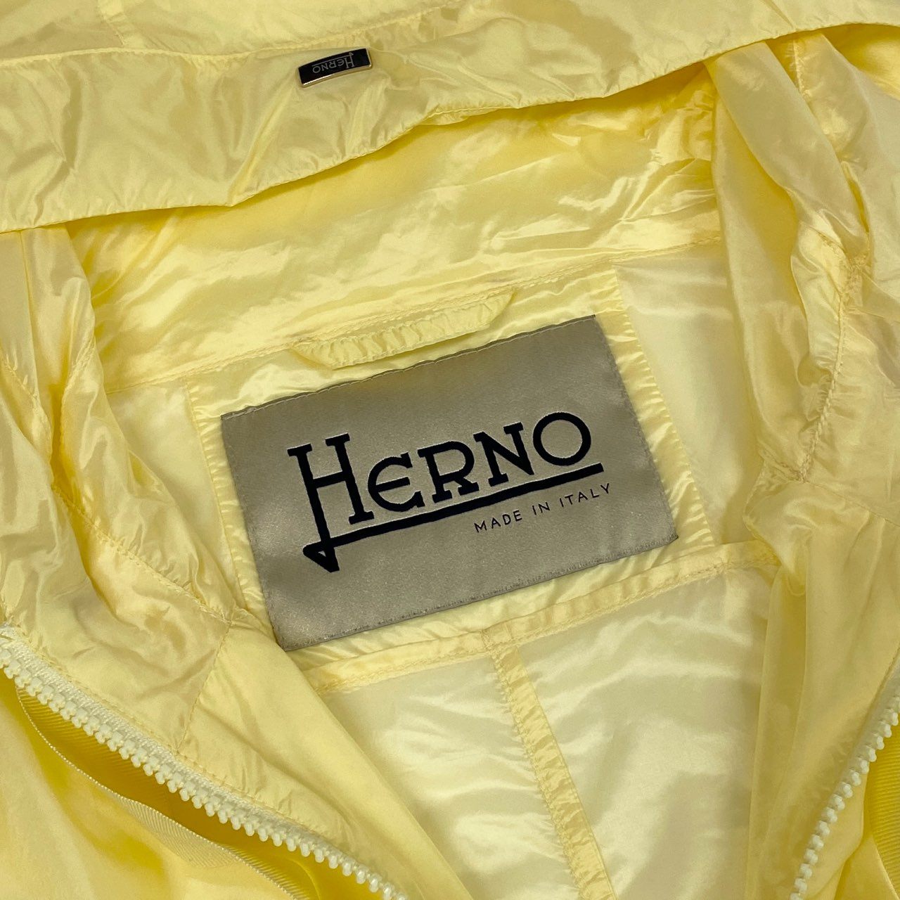 37d14 HERNO ヘルノ イリディセント Aラインジャケット フーデット シアーパーカー ダブルジップ イタリア製 GI000236D サイズ42 パステルイエロー レディース 女性用u02t