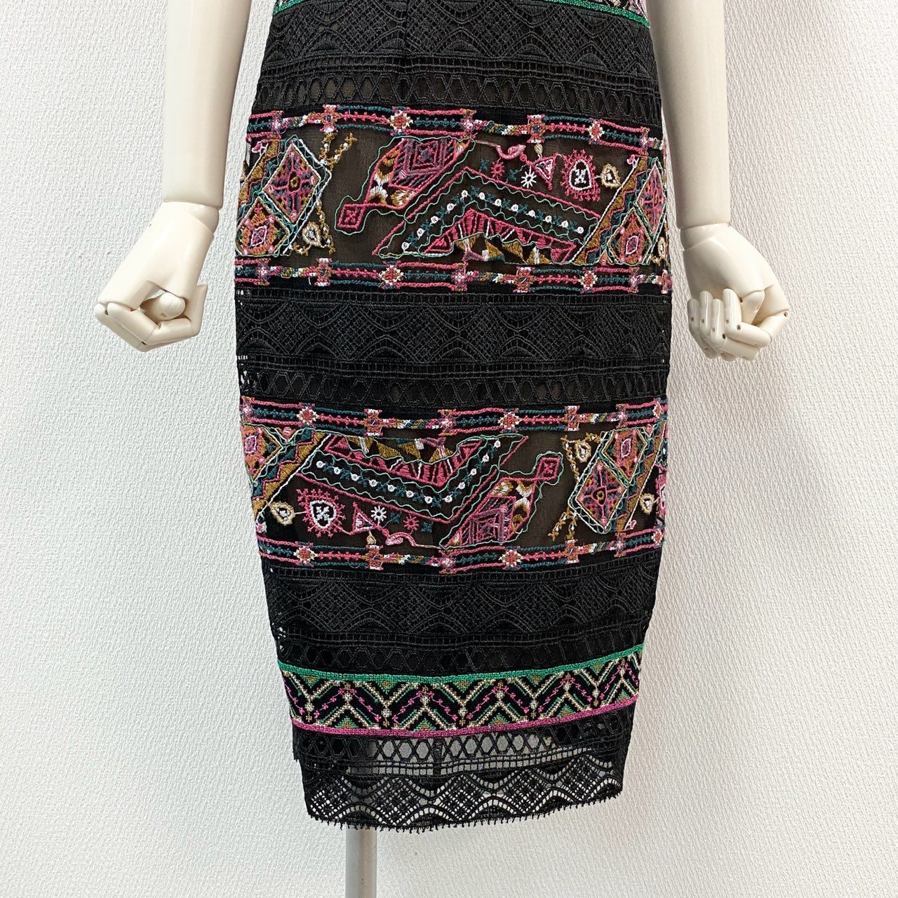 81h7《美品》 TADASHI SHOJI タダシショージ 半袖ワンピース 膝丈ワンピース レース刺繍 タイトスカート 0 ブラック マルチカラー レディースk02i