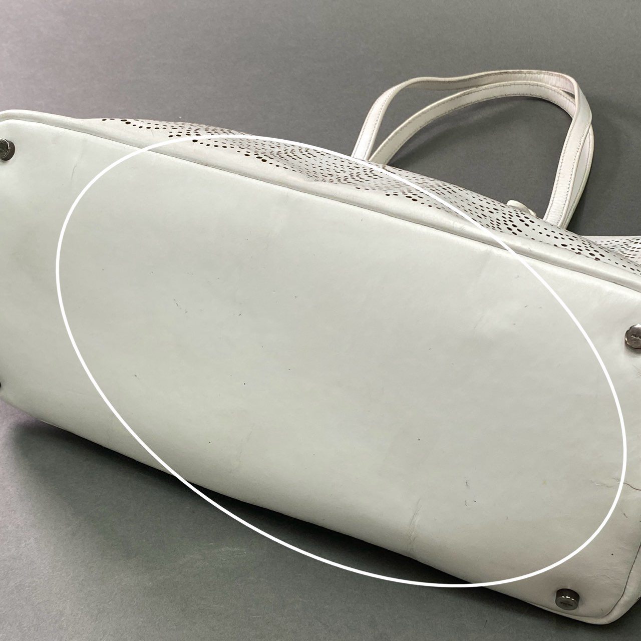 Cb10 ALAIA アライア トートバッグ 肩掛け パンチングレザー leather カーフスキン ポーチ付◎ 保存袋付属 ホワイト 本革